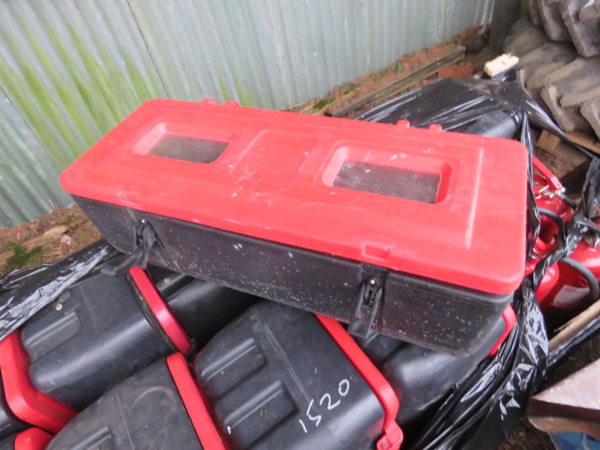 PALLET CONTAINING 11 X FIRE EXTINGUISHER BOXES WITH EXTINGUISHERS INSIDE PLUS 5 EXTRA EXTINGUISHERS. - Image 4 of 4