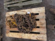 1 X SET OF HEAVY DUTY LIFTING CHAINS. THIS LOT IS SOLD UNDER THE AUCTIONEERS MARGIN SCHEME, THEREFOR