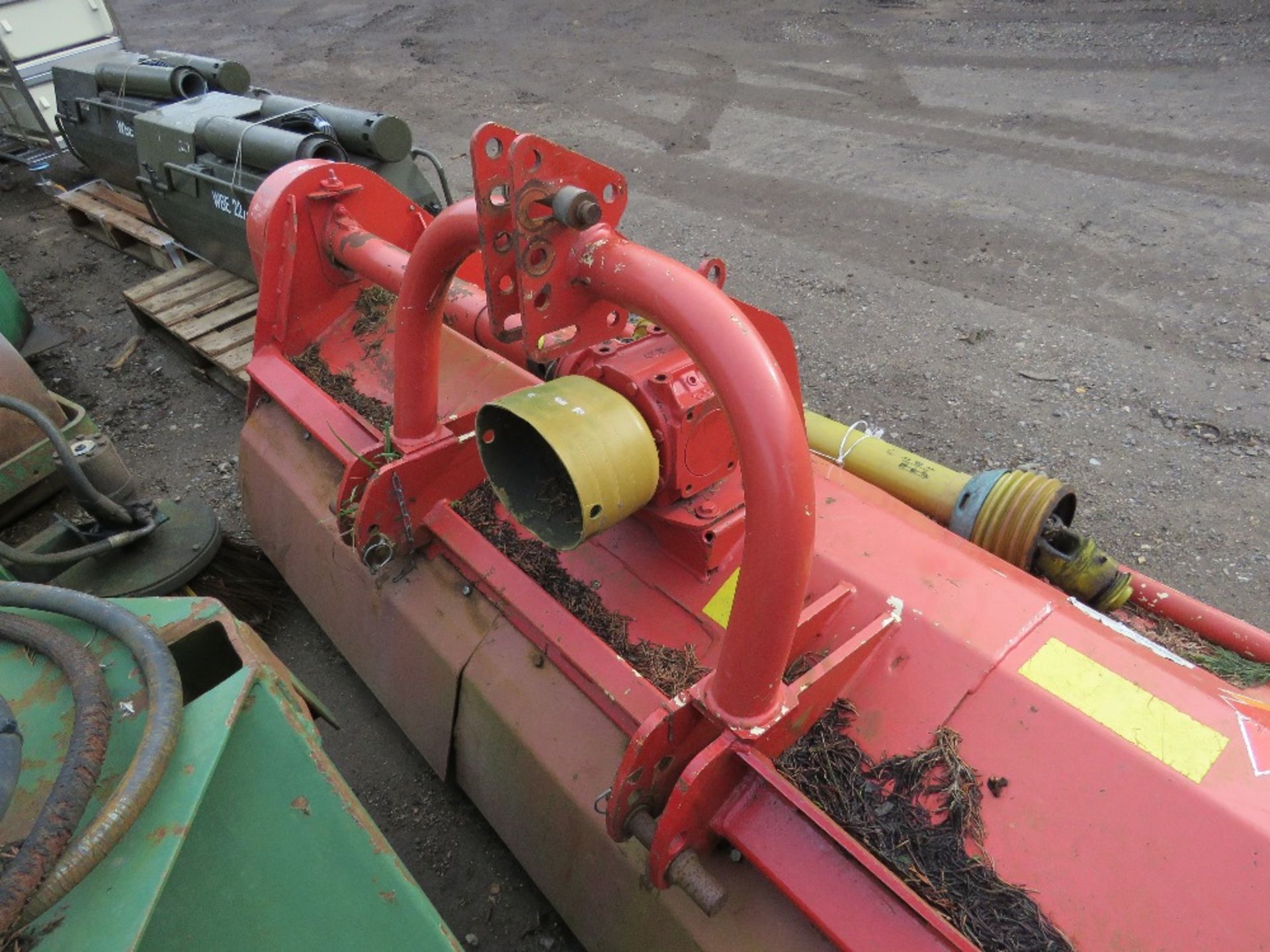HUMUS A220 FRONT MOUNTED FLAIL MOWER, YEAR 2012, 2.2M WIDE. SOURCED FROM A LOCAL FARM HAVING CHANGED - Image 4 of 5
