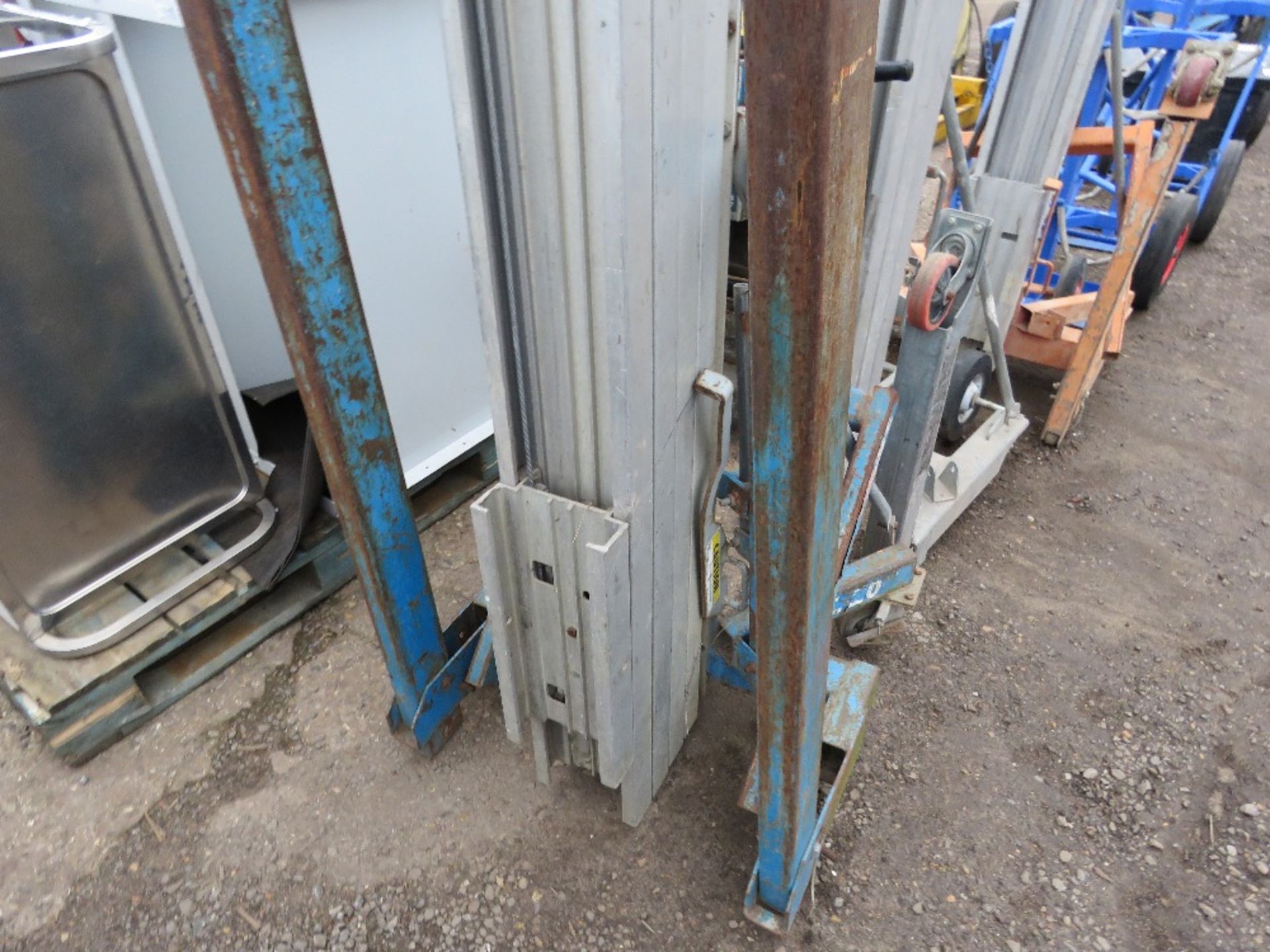 GENIE SL20 MANUAL OPERATED MATERIAL LIFT UNIT. WITH FORKS. DIRECT FROM LOCAL COMPANY. - Image 4 of 5