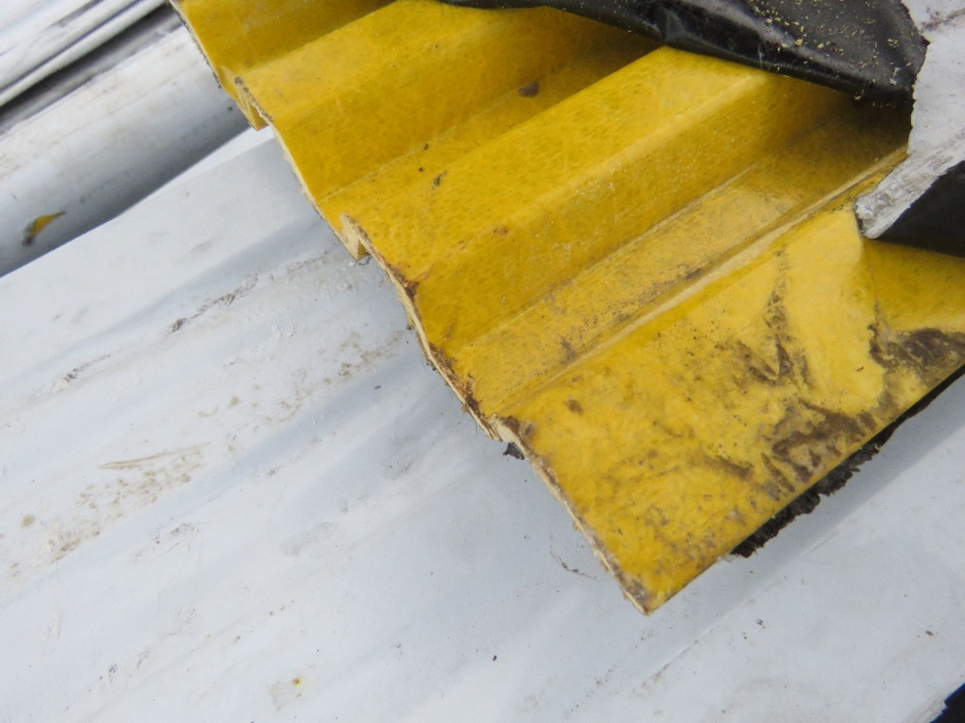 STILLAGE CONTAINING ASSORTED YELLOW PLASTIC CLADDING, 4FT - 20FT LENGTH APPROX. THIS LOT IS SOLD UND - Image 4 of 4