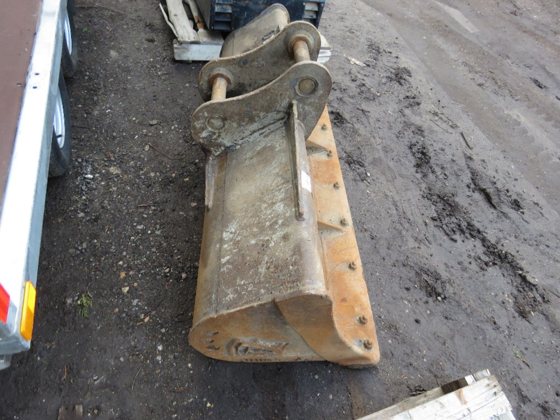 EXCAVATOR GRADING BUCKET ON 50MM PINS. BASE NEEDS ATTENTION/SOME REPAIR. - Image 2 of 6