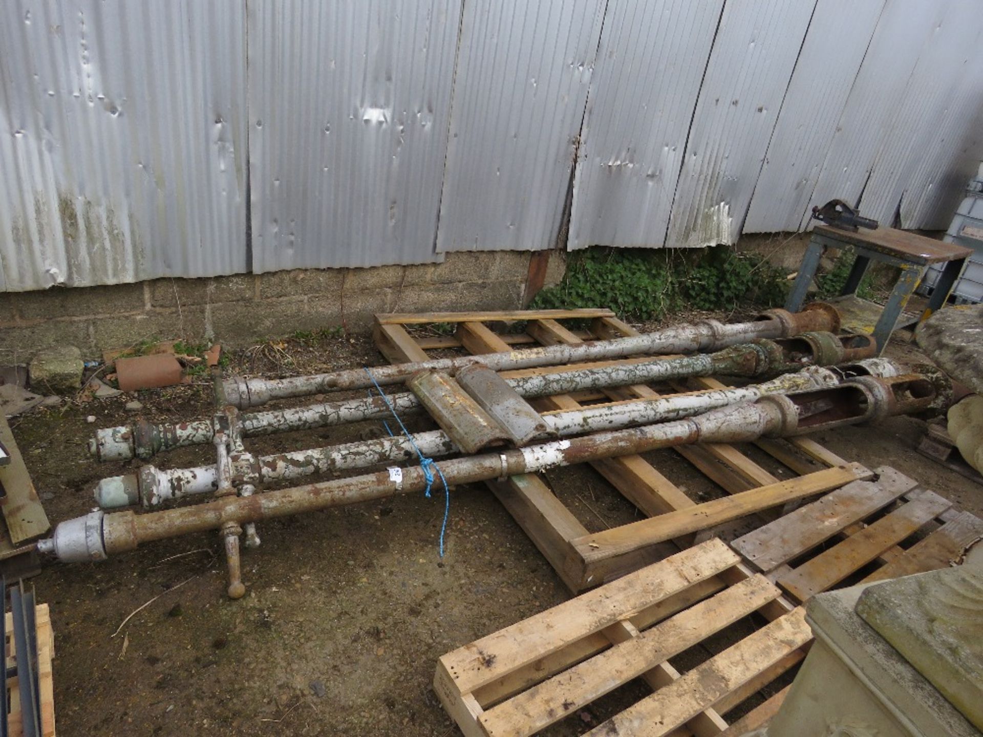 4 X CAST IRON LAMP POSTS WITH TOP BARS, 12-13FT OVERALL LENGTH APPROX. THIS LOT IS SOLD UNDER THE AU - Image 6 of 6