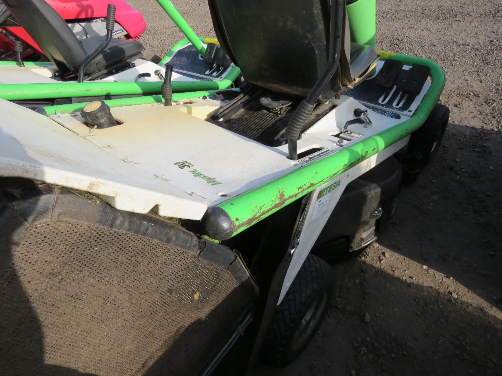 ETESIA RIDE ON MOWER WITH REAR COLLECTOR. PETROL ENGINED. - Image 3 of 4