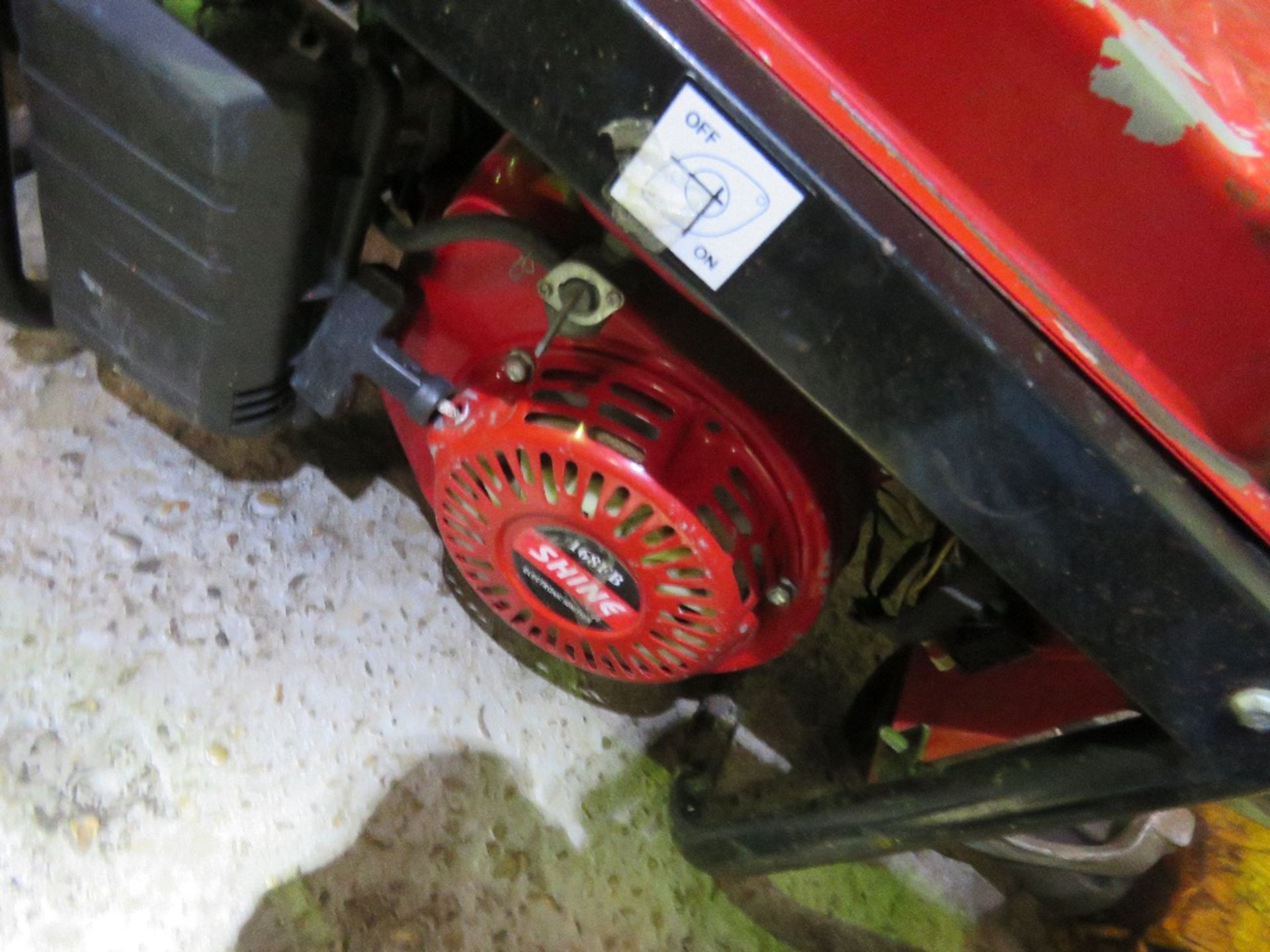 RED TANKED PETROL GENERATOR. - Image 3 of 3