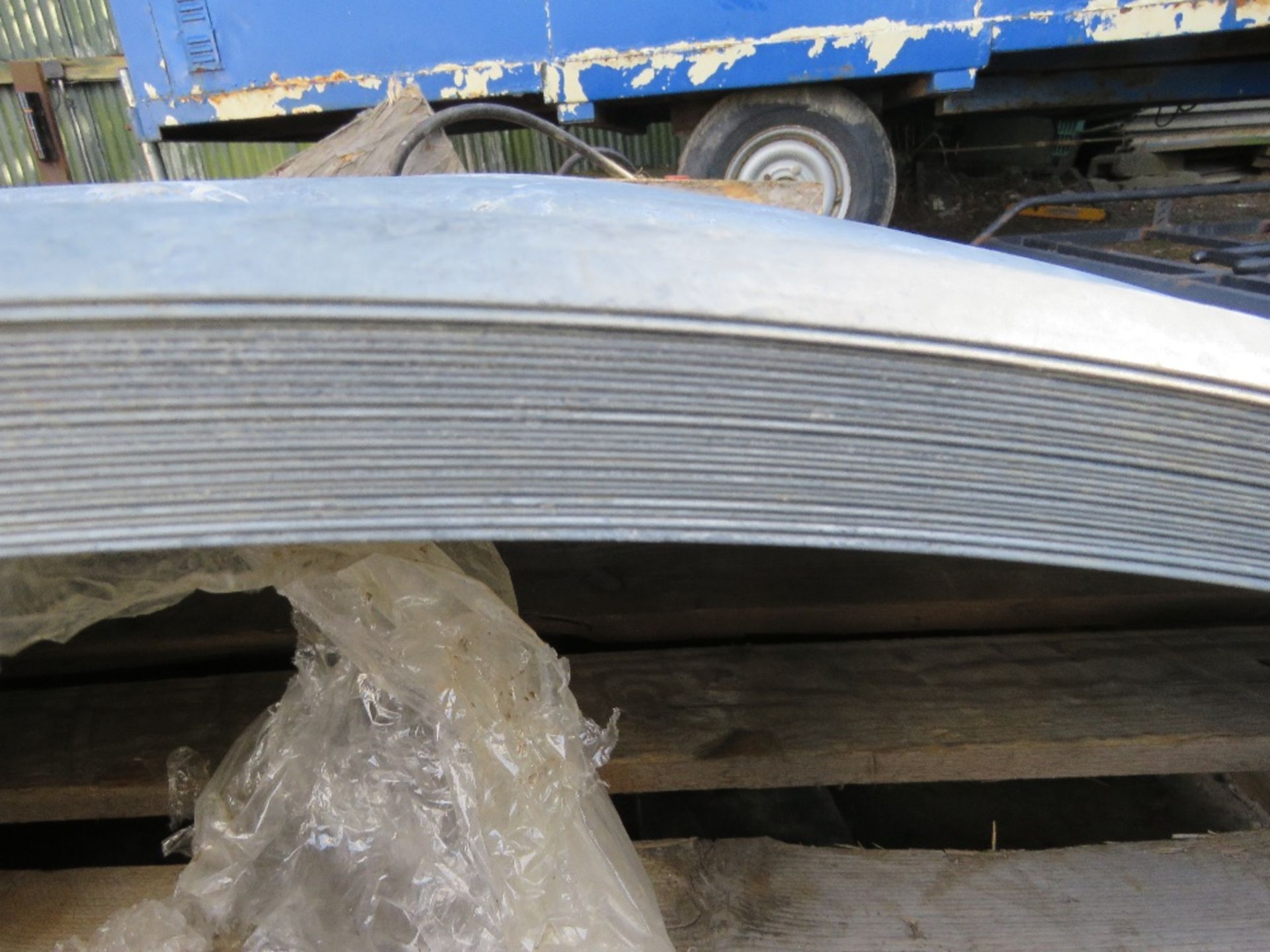 BID INCREMENT NOW £20 ON THIS LOT..PACK OF UNUSED CURVED GALVANISED TIN ROOFING/CLADDING SHEETS. - Image 2 of 3