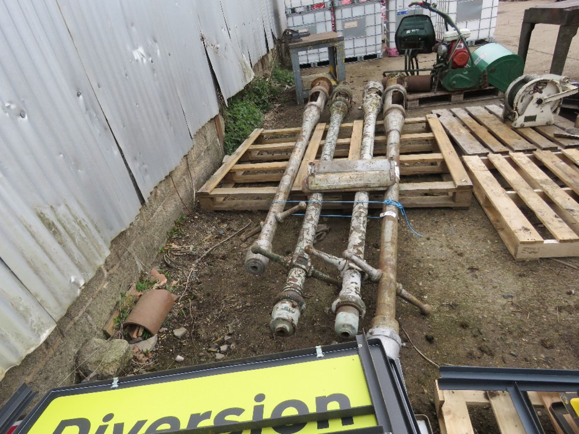 4 X CAST IRON LAMP POSTS WITH TOP BARS, 12-13FT OVERALL LENGTH APPROX. THIS LOT IS SOLD UNDER THE AU - Image 2 of 6