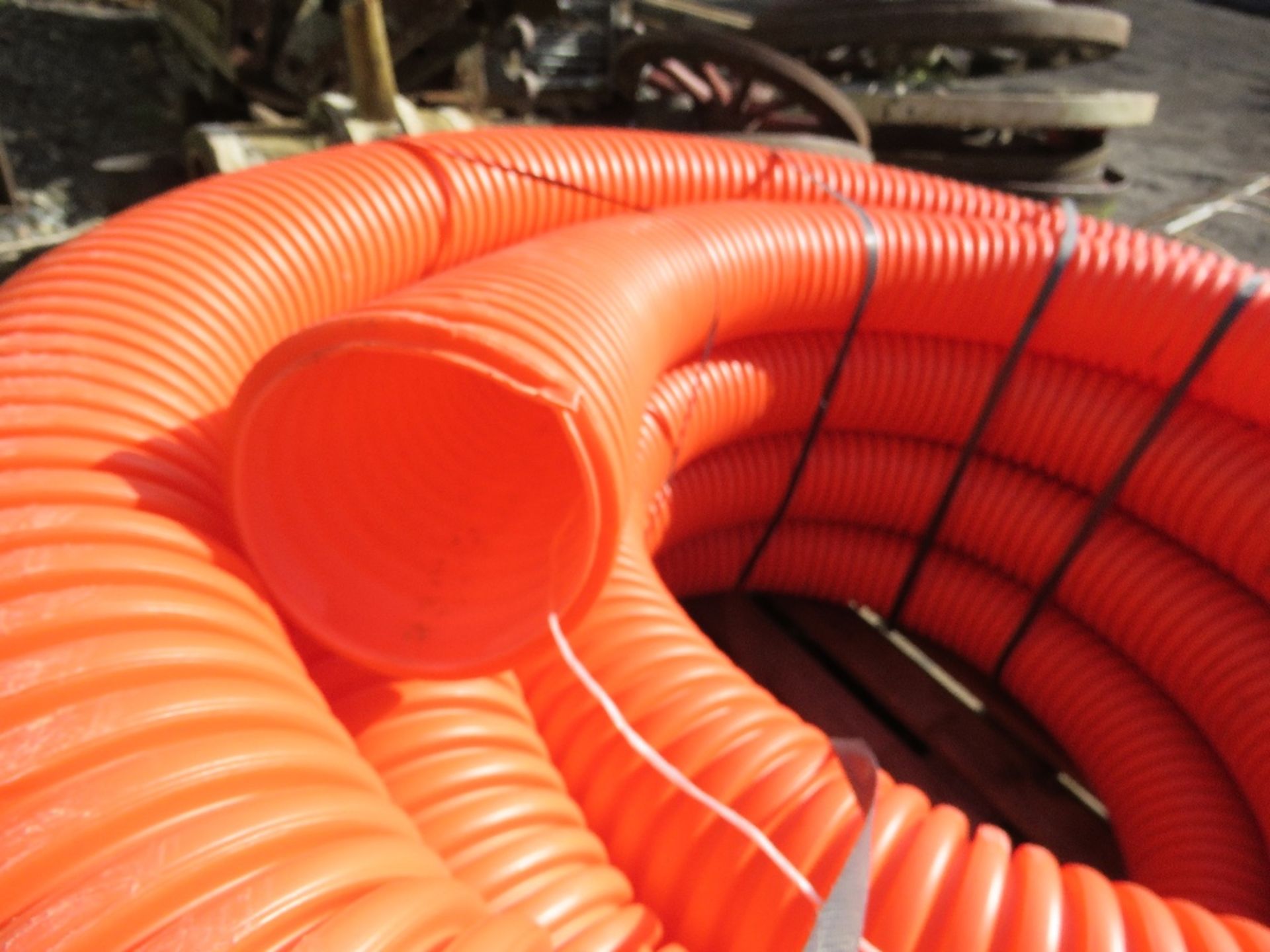 LARGE ROLL OF POLYPIPE 4" FLEXIBLE DRAINAGE PIPE. - Image 2 of 2