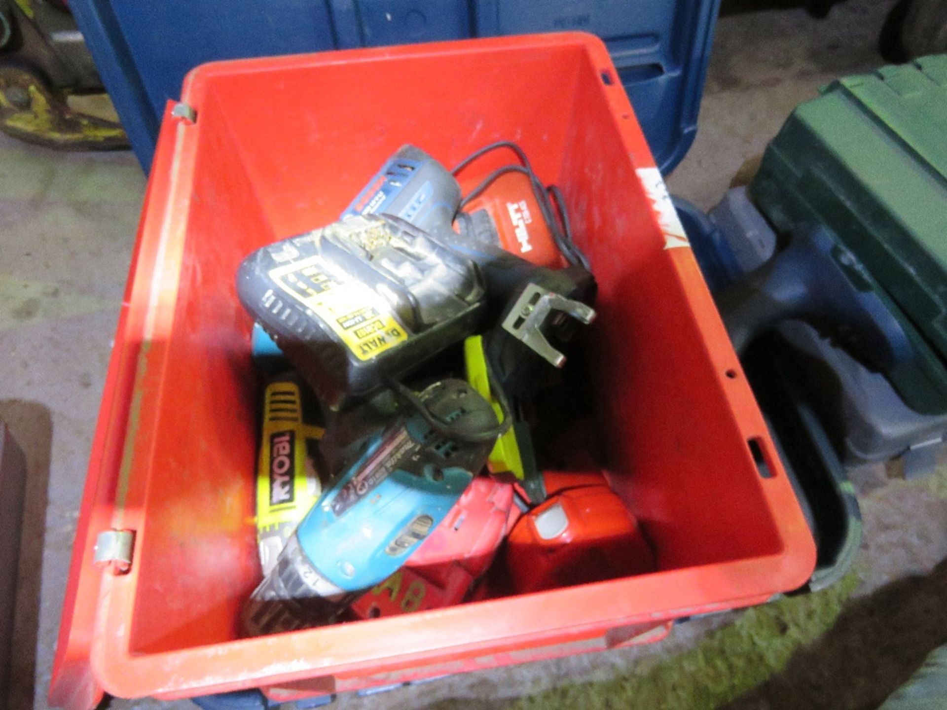 LARGE QUANTITY OF ASSORTED BATTERY DRILLS/TOOLS. THIS LOT IS SOLD UNDER THE AUCTIONEERS MARGIN SCHEM - Image 5 of 6