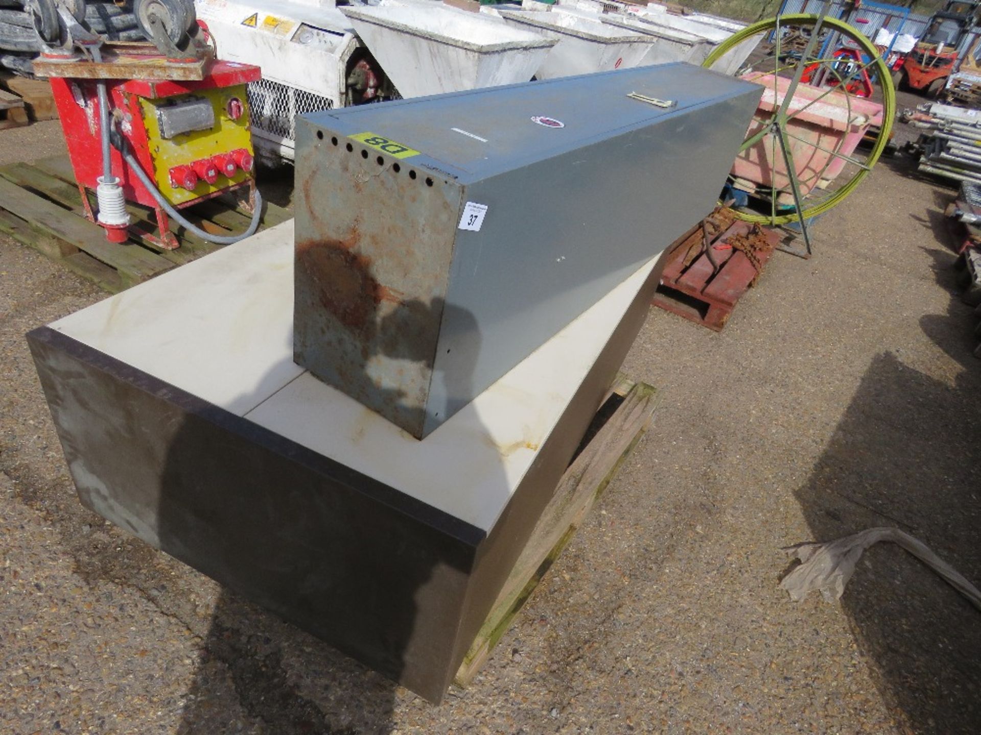 2 X METAL WORKSHOP CABINETS. THIS LOT IS SOLD UNDER THE AUCTIONEERS MARGIN SCHEME, THEREFORE NO VAT