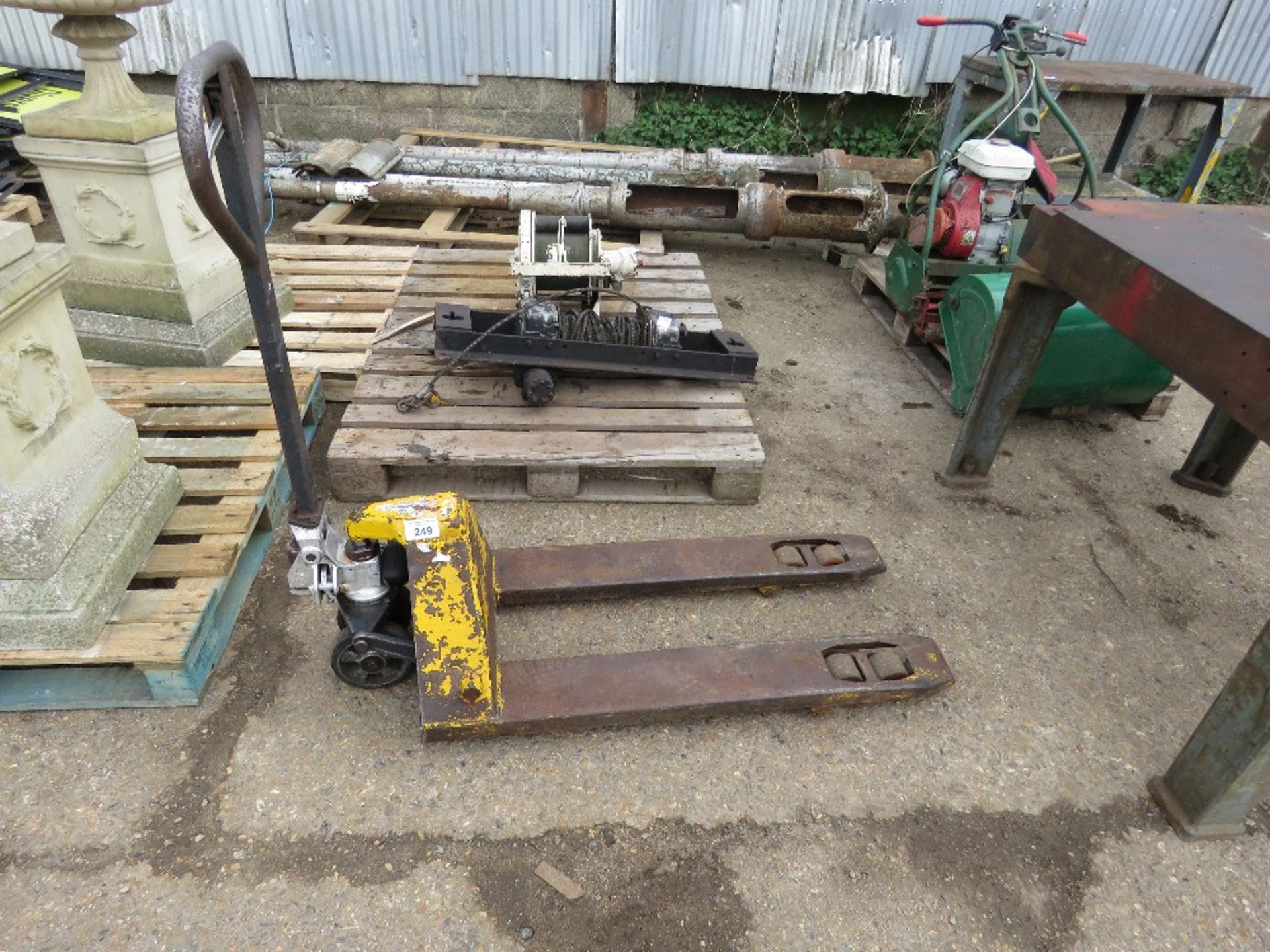 HYDRAULIC PALLET TRUCK, WHEN TESTED WAS SEEN TO LIFT AND LOWER.