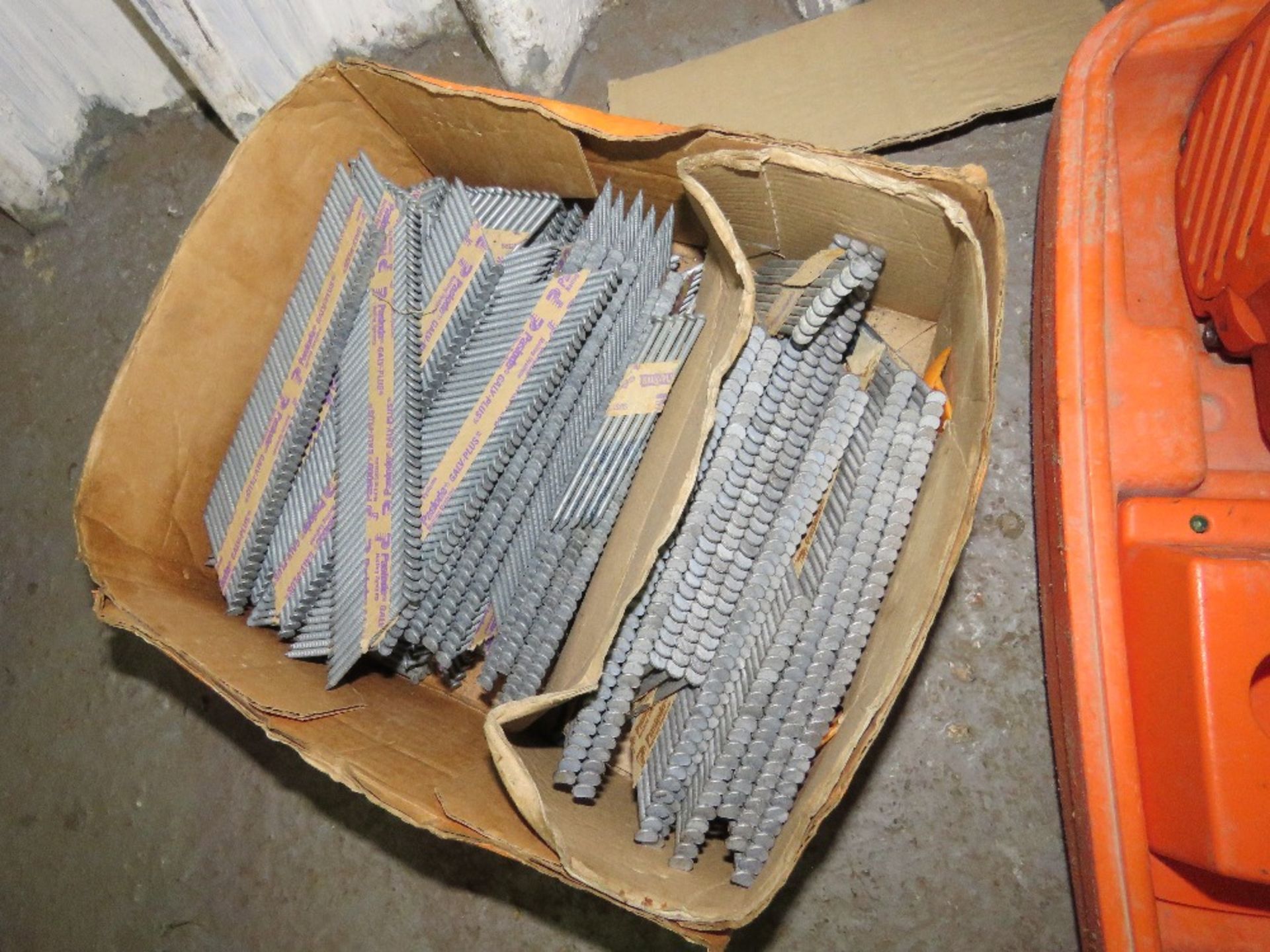 PASLODE FIRST FIX NAIL GUN IN CASE PLUS A BOX OF NAILS. THIS LOT IS SOLD UNDER THE AUCTIONEERS MARGI - Image 4 of 4