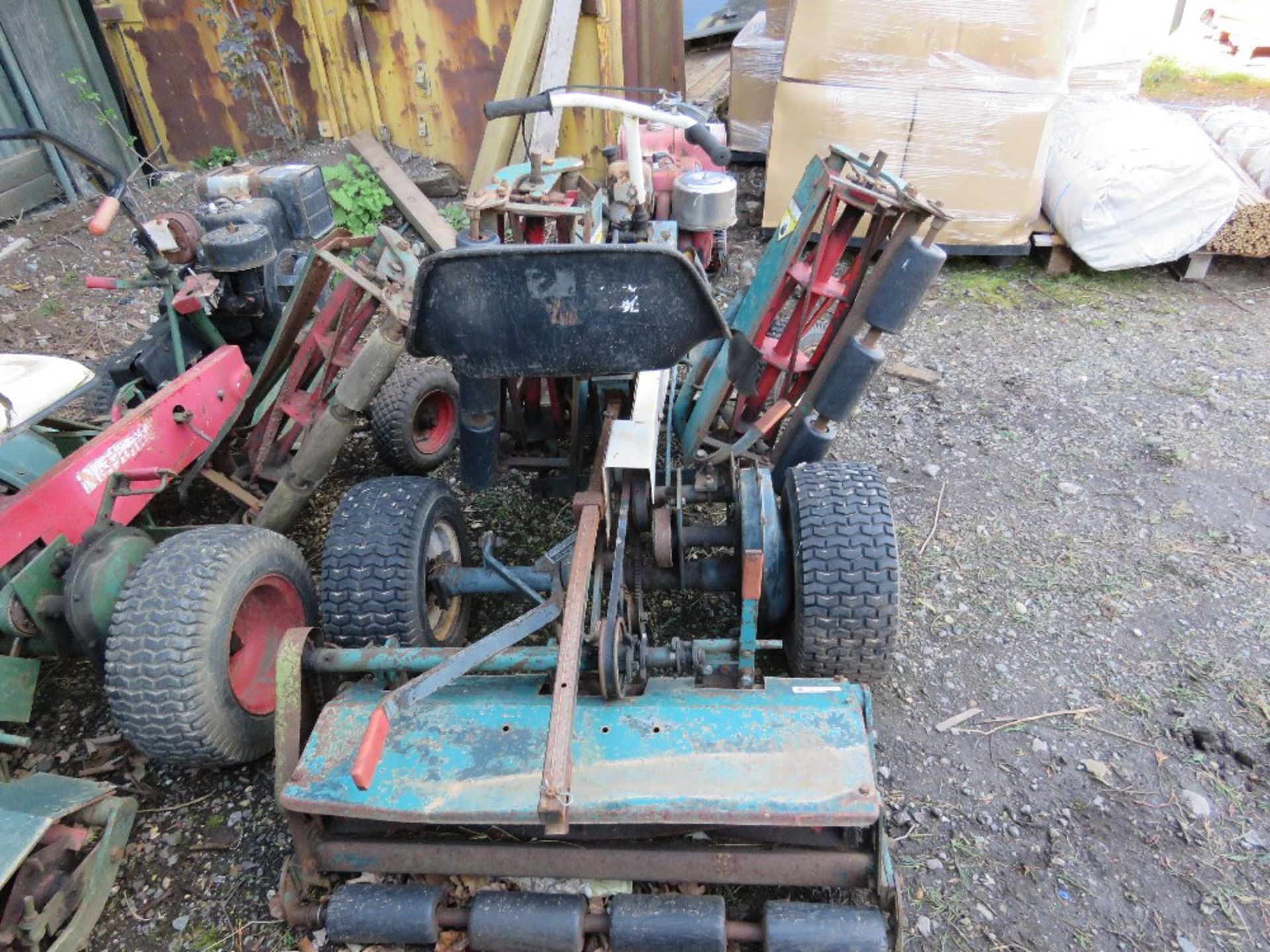 NATIONAL TRIPLE RIDE ON CYLINDER MOWER. NO VAT ON HAMMER PRICE. - Image 4 of 4