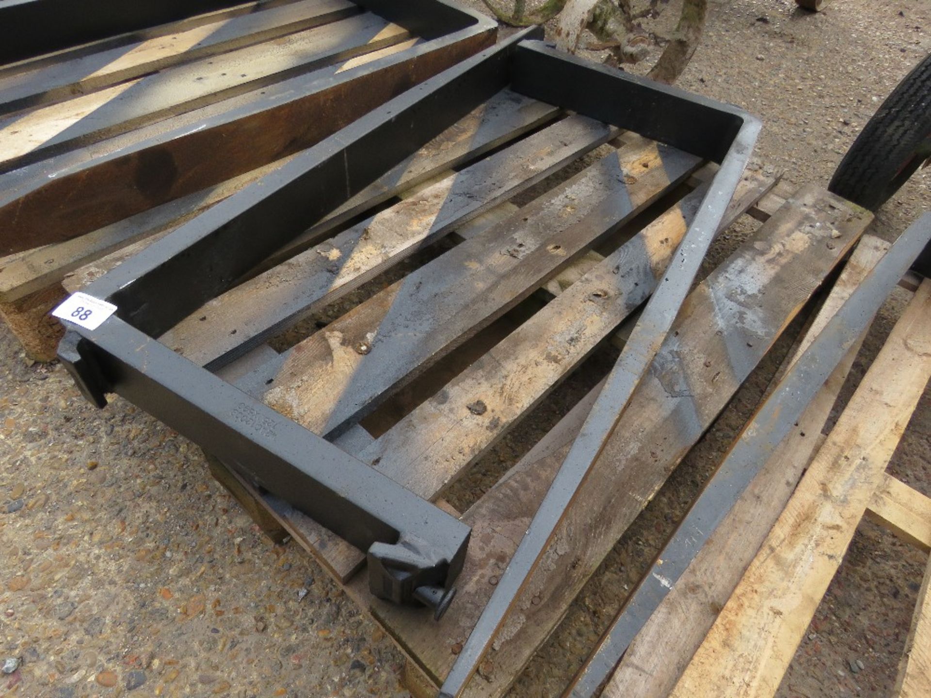 PAIR OF FORKLIFT TINES, SUITABLE FOR 16" CARRIAGE. - Image 2 of 2