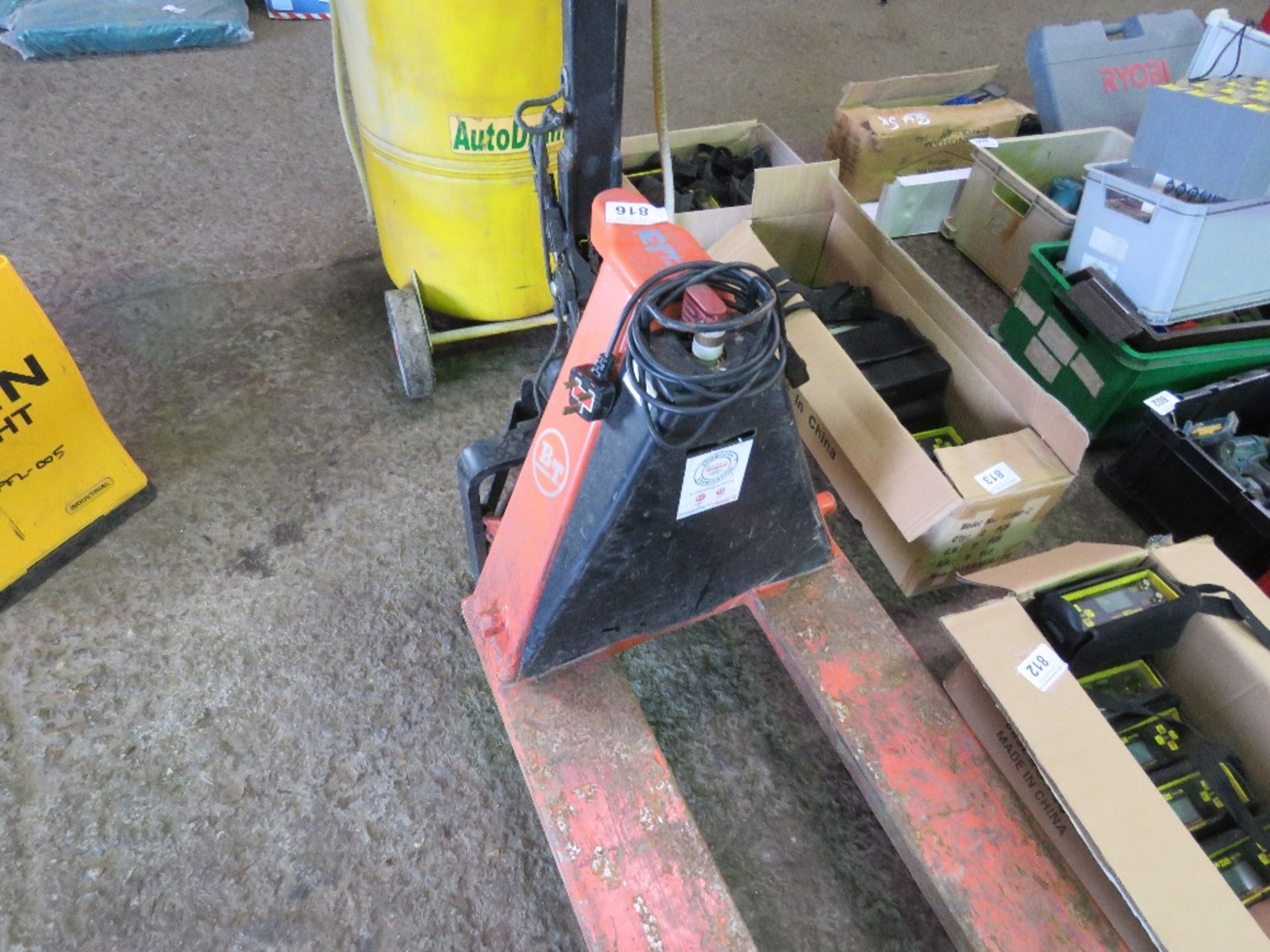 BT LIFTERS 1000KG RATED ELECTRIC PALLET TRUCK. BATTERY APPEARS FLAT THEREFORE UNTESTED ON DRIVE BUT - Image 3 of 4