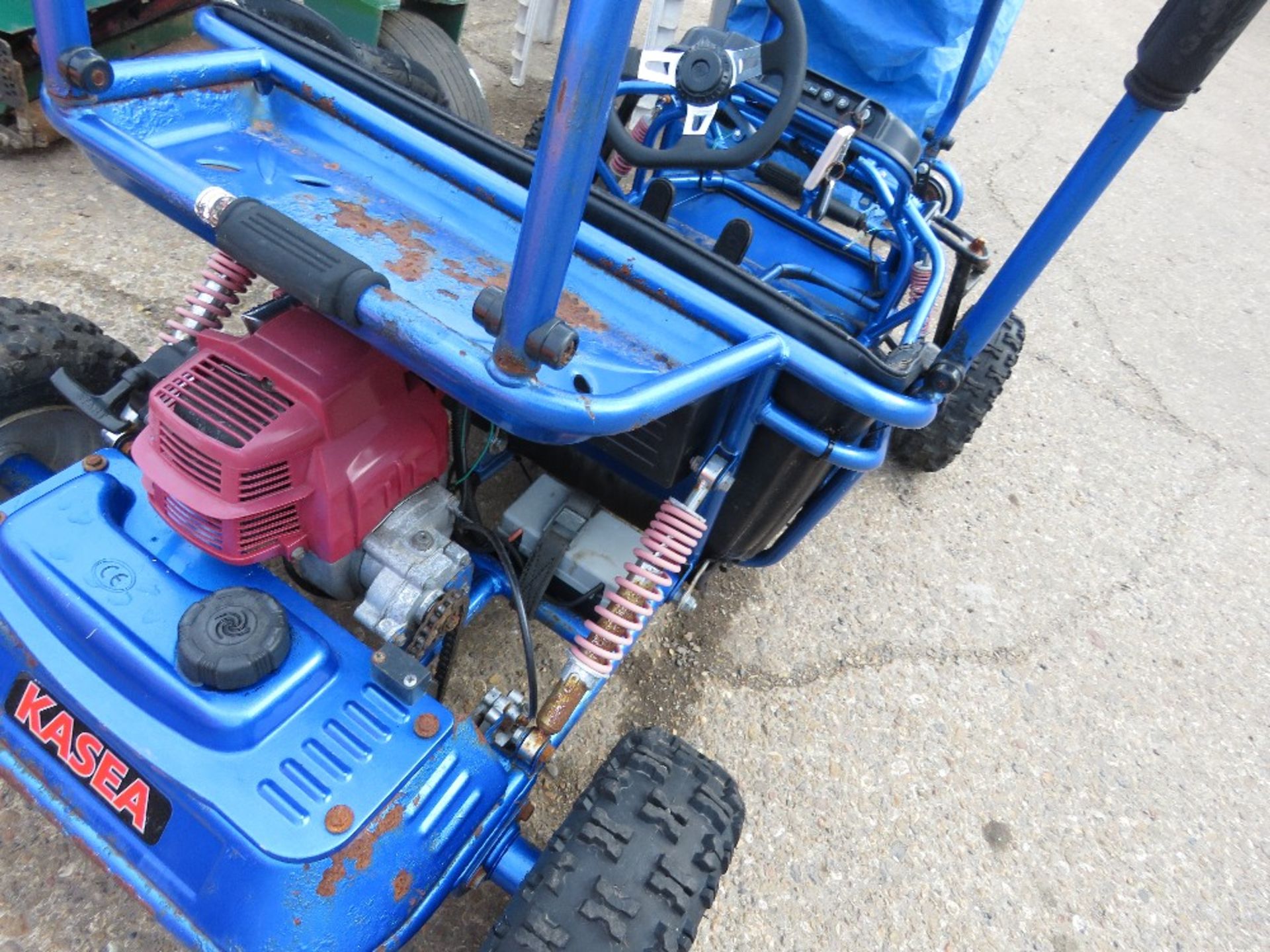 QUADZILLA MICRO RV CHILD'S OFF ROAD BUGGY. WHEN TESTED WAS SEEN TO START AND DRIVE. HAS BEEN STANDIN - Image 2 of 4