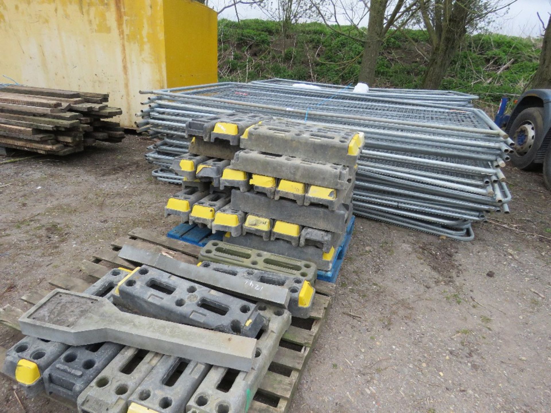 LARGE QUANTITY OF HERAS TYPE TEMPORAY SITE FENCE PANELS WITH 2 X PALLETS OF FEET AND 2 BAGS OF CLIPS - Image 4 of 4