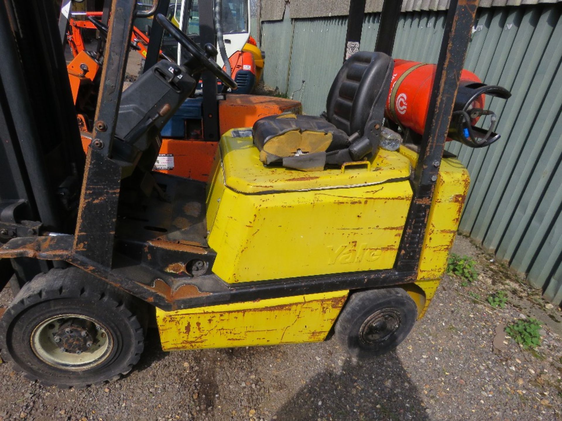 YALE GAS POWERED FORKLIFT, 1.5TONNE RATED. STARTER TURNING BUT NOT ENGAGING, THEREFORE WE HAVE BEEN - Image 4 of 8