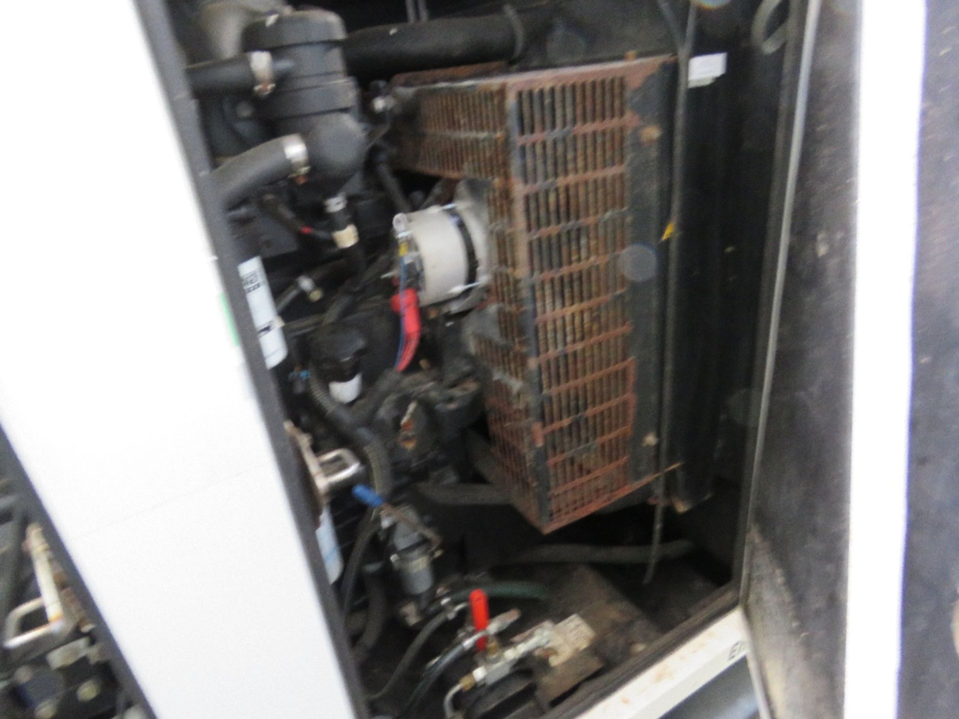 SDMO R110 SKID MOUNTED GENERATOR SET, 110KVA RATED OUTPUT, JOHN DEERE ENGINE. FROM VISUAL INSPECTION - Image 7 of 10