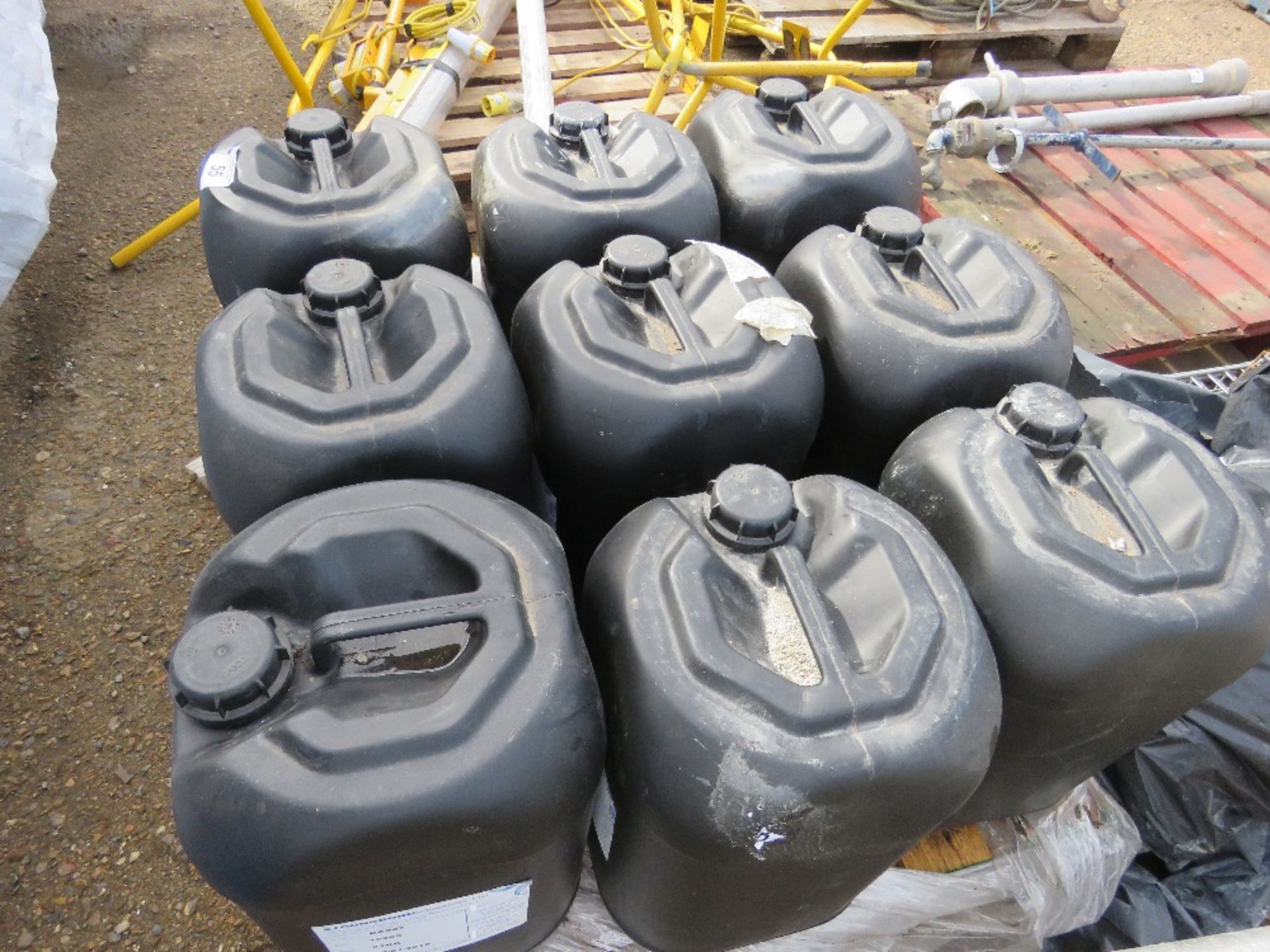 9 X DRUMS OF STRONGBOND DA847. SOURCED FROM DEPOT CLEARANCE, HAVING BEEN USED BY A COMPANY THAT SPR - Image 3 of 3