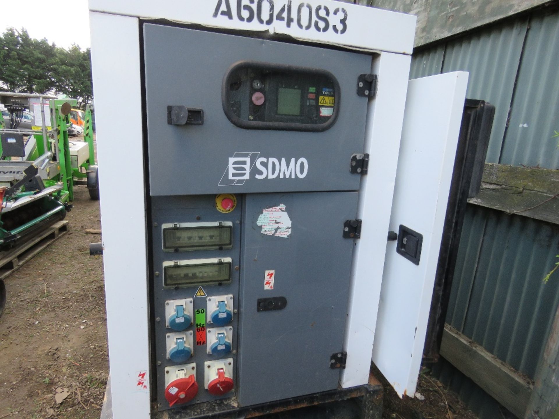 SDMO R110 SKID MOUNTED GENERATOR SET, 110KVA RATED OUTPUT, JOHN DEERE ENGINE. FROM VISUAL INSPECTION - Image 3 of 10