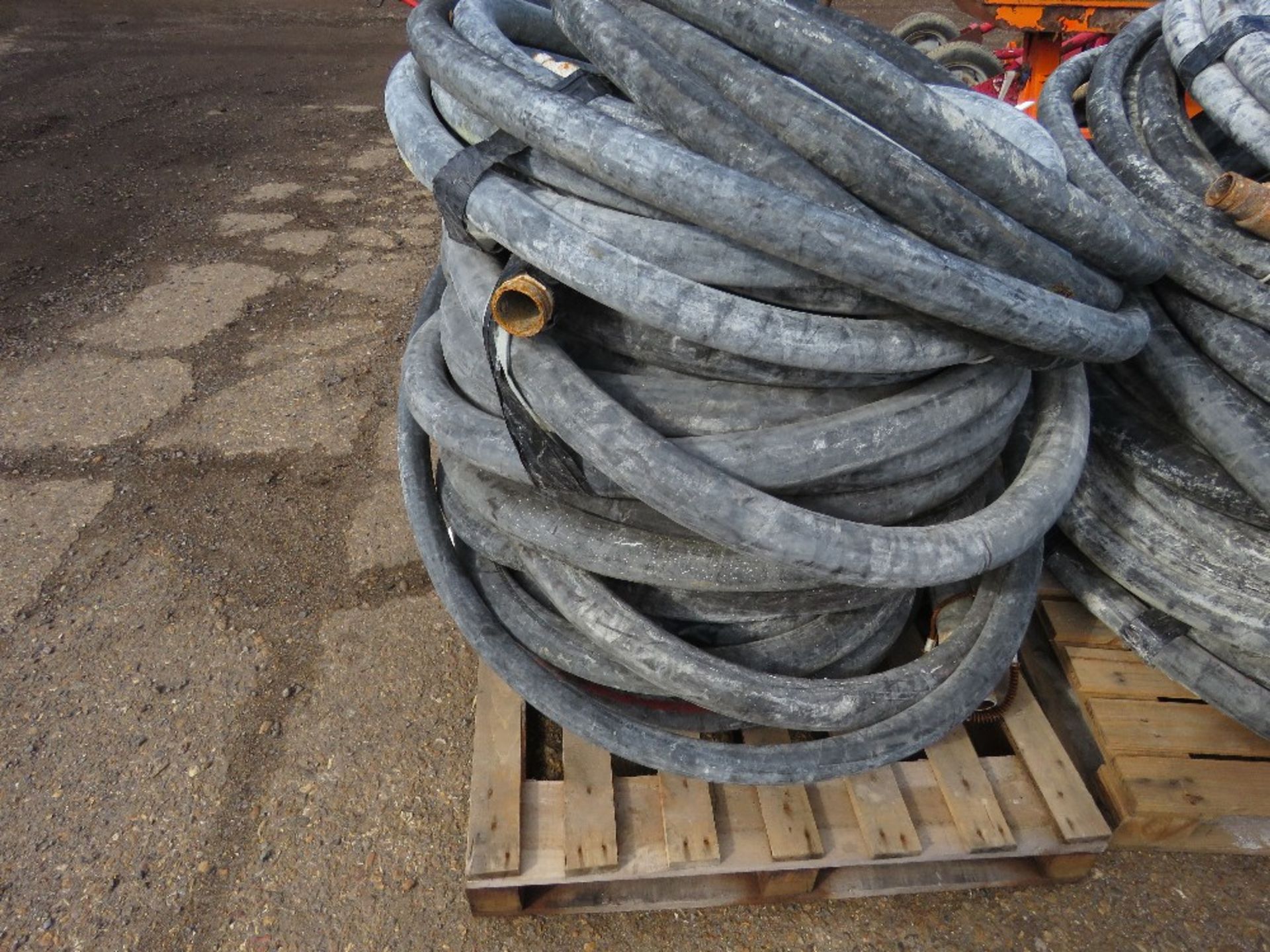 PALLET OF LARGE SIZED RUBBER SCREED PUMPING HOSES, MAINLY 60-70MM DIAMETER. SOURCED FROM DEPOT CLEAR - Image 3 of 3