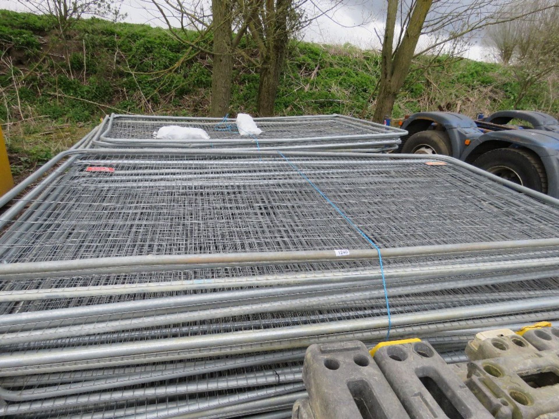 LARGE QUANTITY OF HERAS TYPE TEMPORAY SITE FENCE PANELS WITH 2 X PALLETS OF FEET AND 2 BAGS OF CLIPS - Image 3 of 4