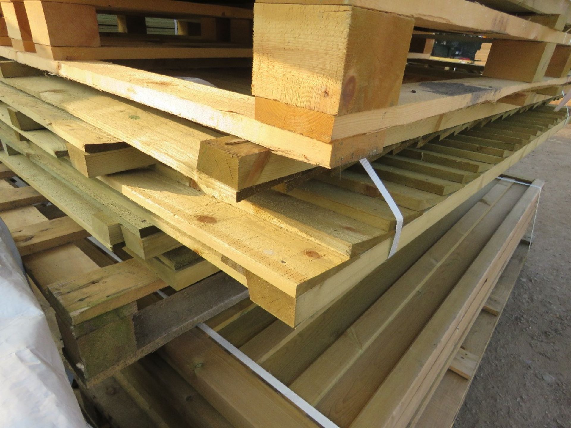 STACK OF ASSORTED FENCING PANELS, 17NO IN TOTAL APPROX. - Image 4 of 5