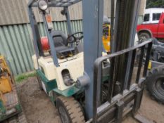 BID INCREMENT NOW £50 ON THIS LOT..NISSAN 2.0 GAS POWERED FORKLIFT, 5742 REC HOURS. SIDE SHIFT.