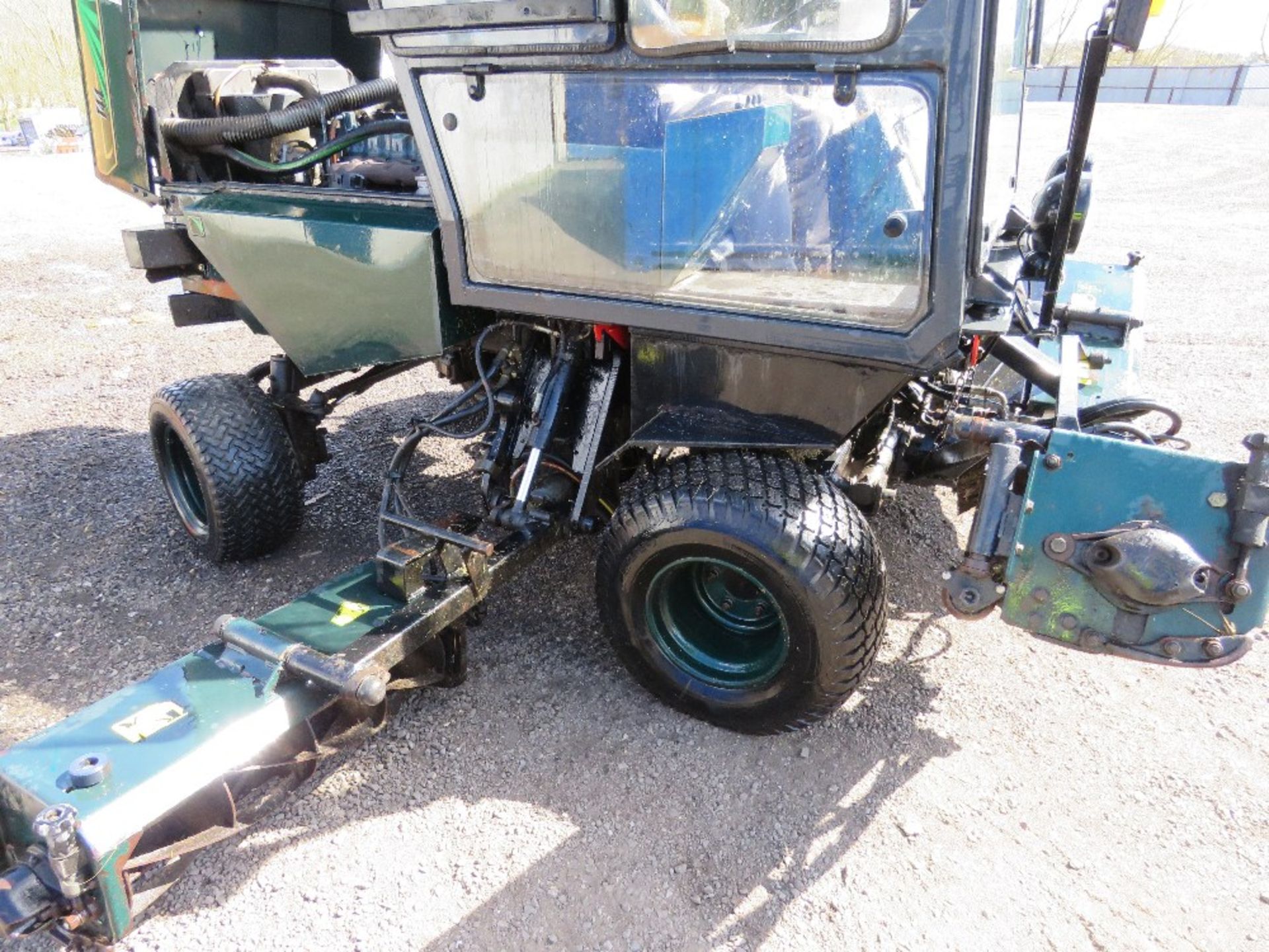 HAYTER 5 GANG T44 CABBED RIDE ON CYLINDER MOWER WITH KUBOTA ENGINE. WHEN TESTED WAS SEEN TO DRIVE, M - Image 2 of 13