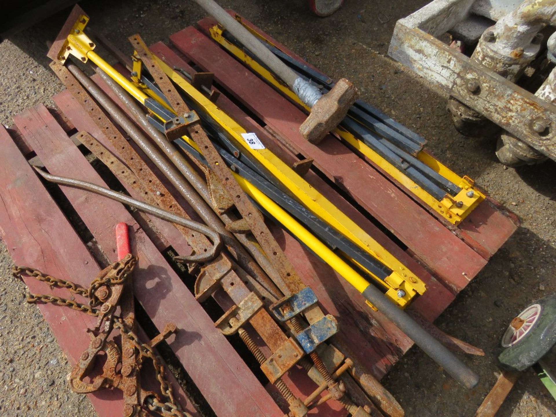 PALLET OF ASSORTED TOOLS INCLUDING A BARBED WIRE TENSIONER. - Image 3 of 3