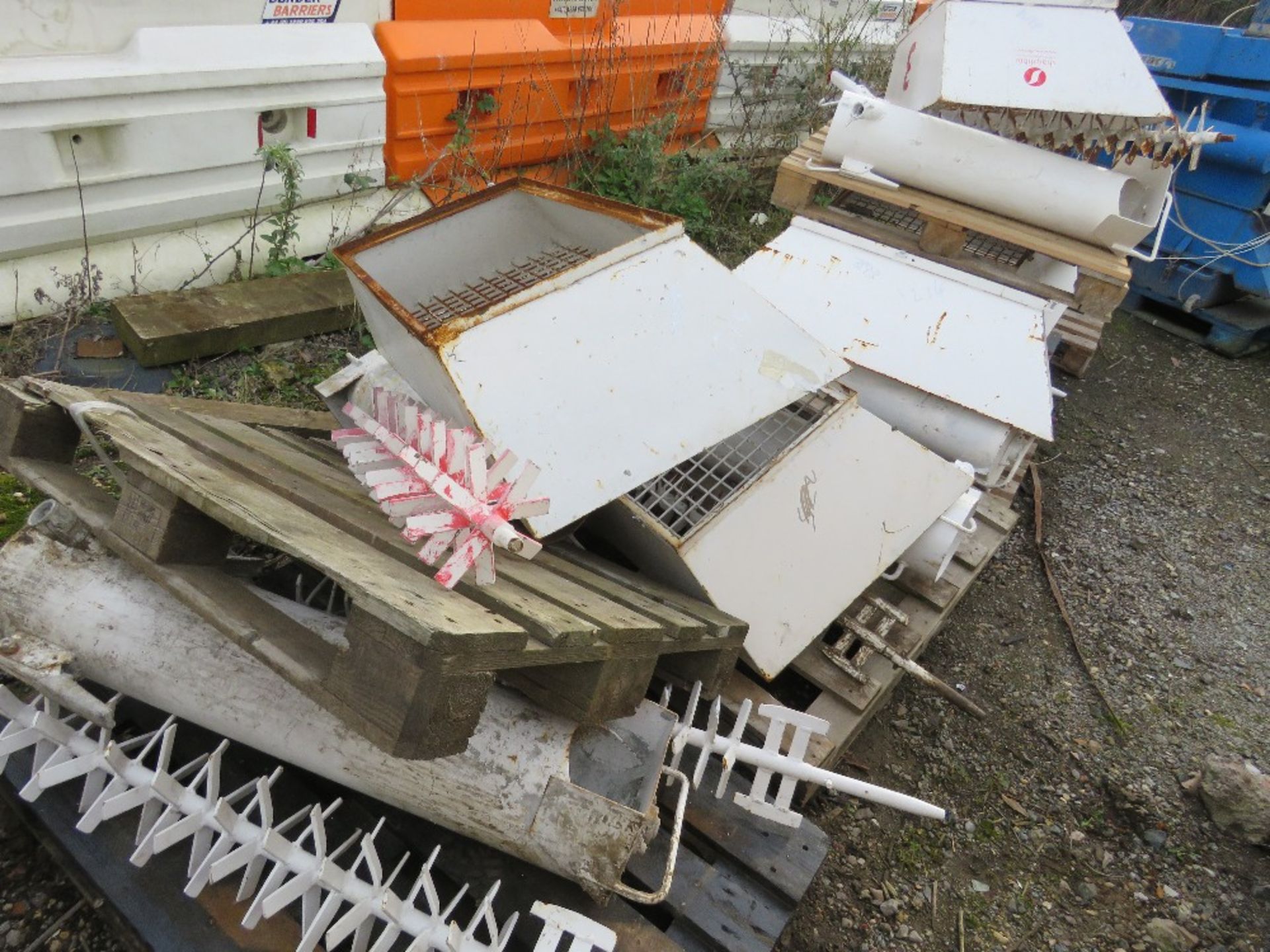 QUANTITY OF SCREED ADDITIVE MIXING UNITS INCLUDING CONVEYOR PARTS ETC. - Image 8 of 9