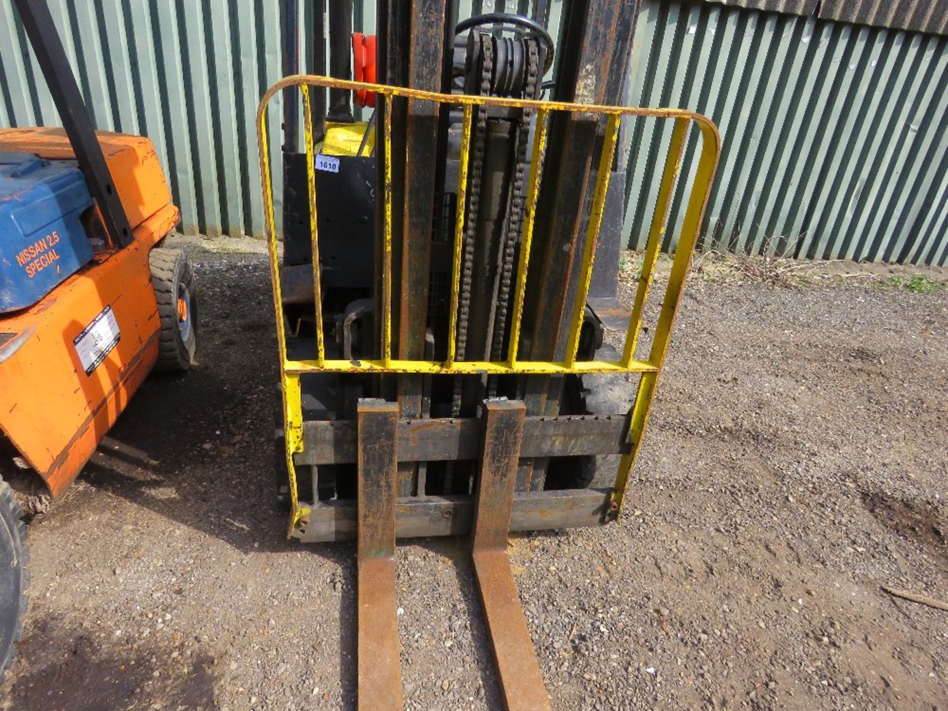 YALE GAS POWERED FORKLIFT, 1.5TONNE RATED. STARTER TURNING BUT NOT ENGAGING, THEREFORE WE HAVE BEEN - Image 2 of 8