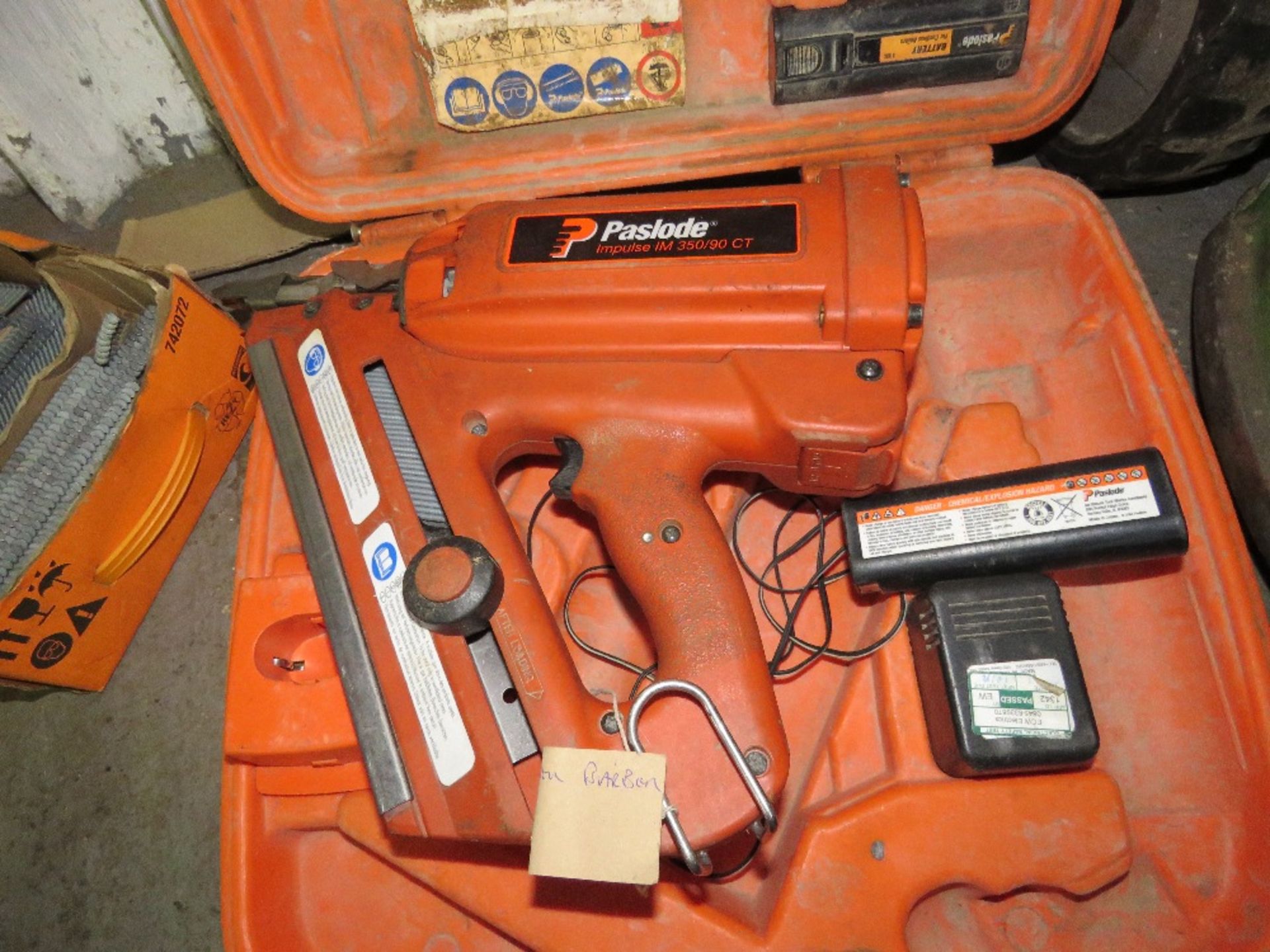 PASLODE FIRST FIX NAIL GUN IN CASE PLUS A BOX OF NAILS. THIS LOT IS SOLD UNDER THE AUCTIONEERS MARGI - Image 3 of 4