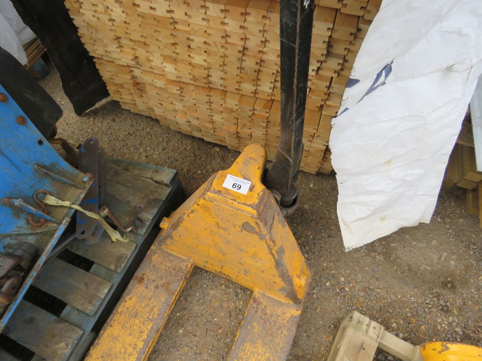 HYDRAULIC PALLET TRUCK. WHEN TESTED WAS SEEN TO LIFT AND LOWER. - Image 2 of 3