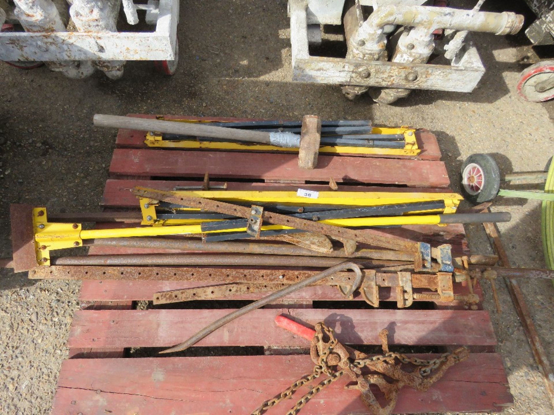 PALLET OF ASSORTED TOOLS INCLUDING A BARBED WIRE TENSIONER.