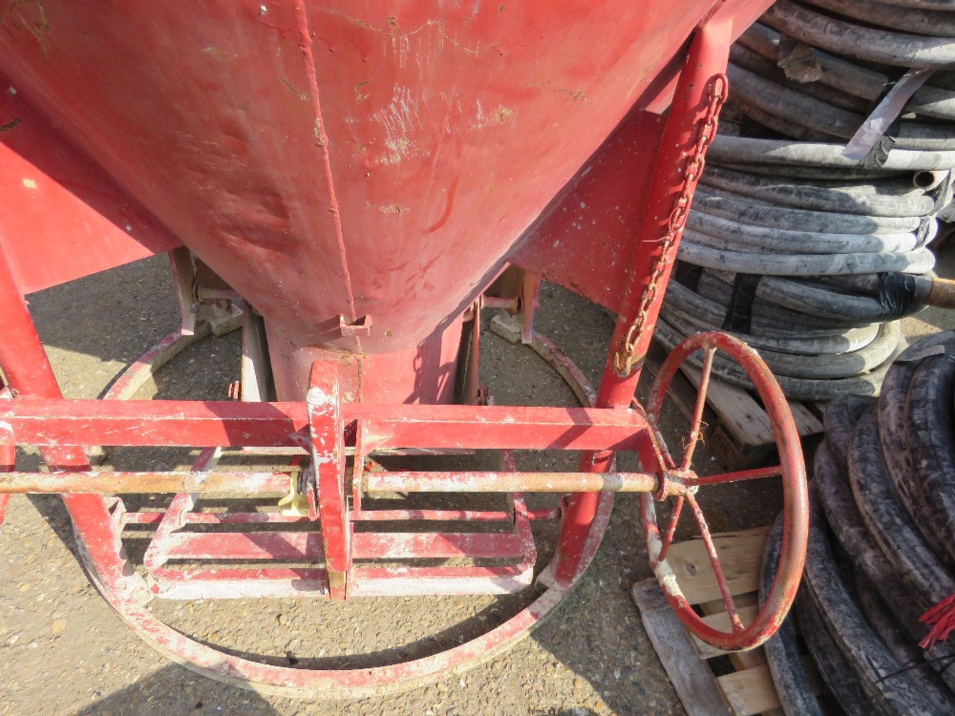 CRANE MOUNTED CEMENT SKIP WITH CONTROLLED OUTLET. - Image 4 of 4