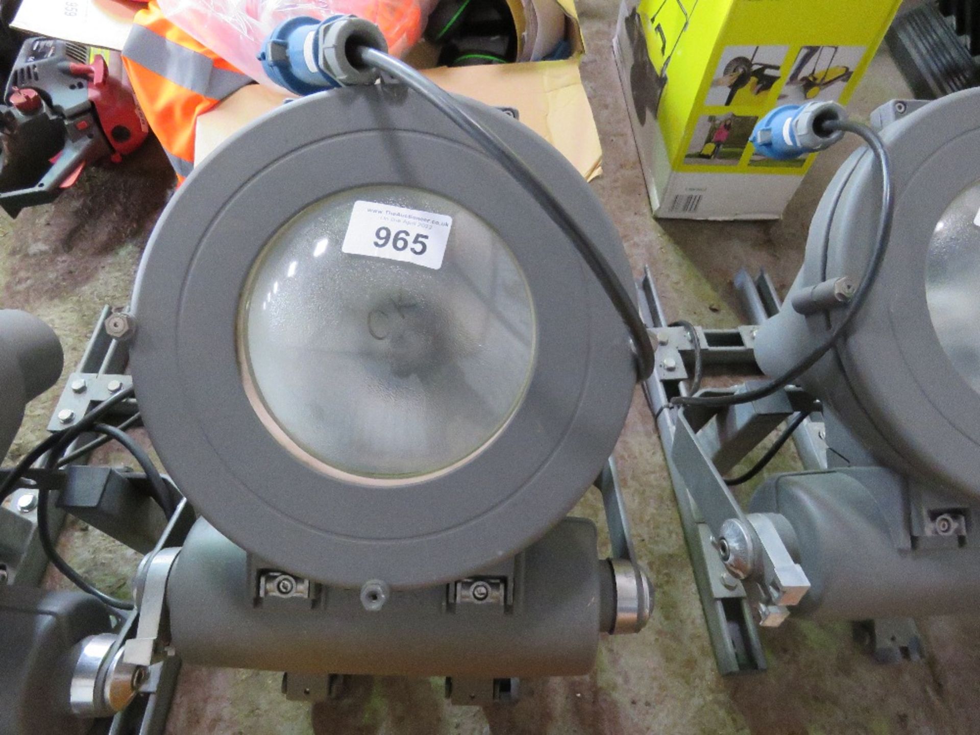 LARGE 240VOLT SPOT LIGHT / ARCHITECTURAL ILLUMINATOR. SOURCED FROM WEST HAM STADIUM. WITH DIFFUSER G - Image 2 of 3