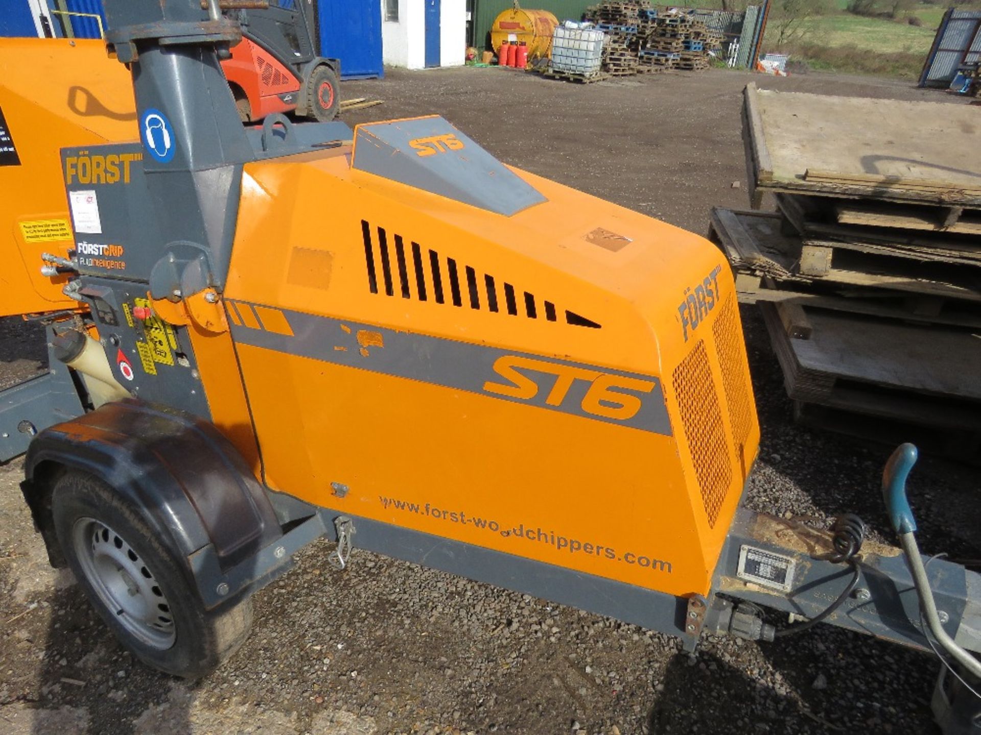 FORST ST6 TOWED SHREDDER, 488 REC HOURS. SUPPLIED WITH KEY, SPARE BLADES, HITCH LOCK AND WHEEL LOCK.