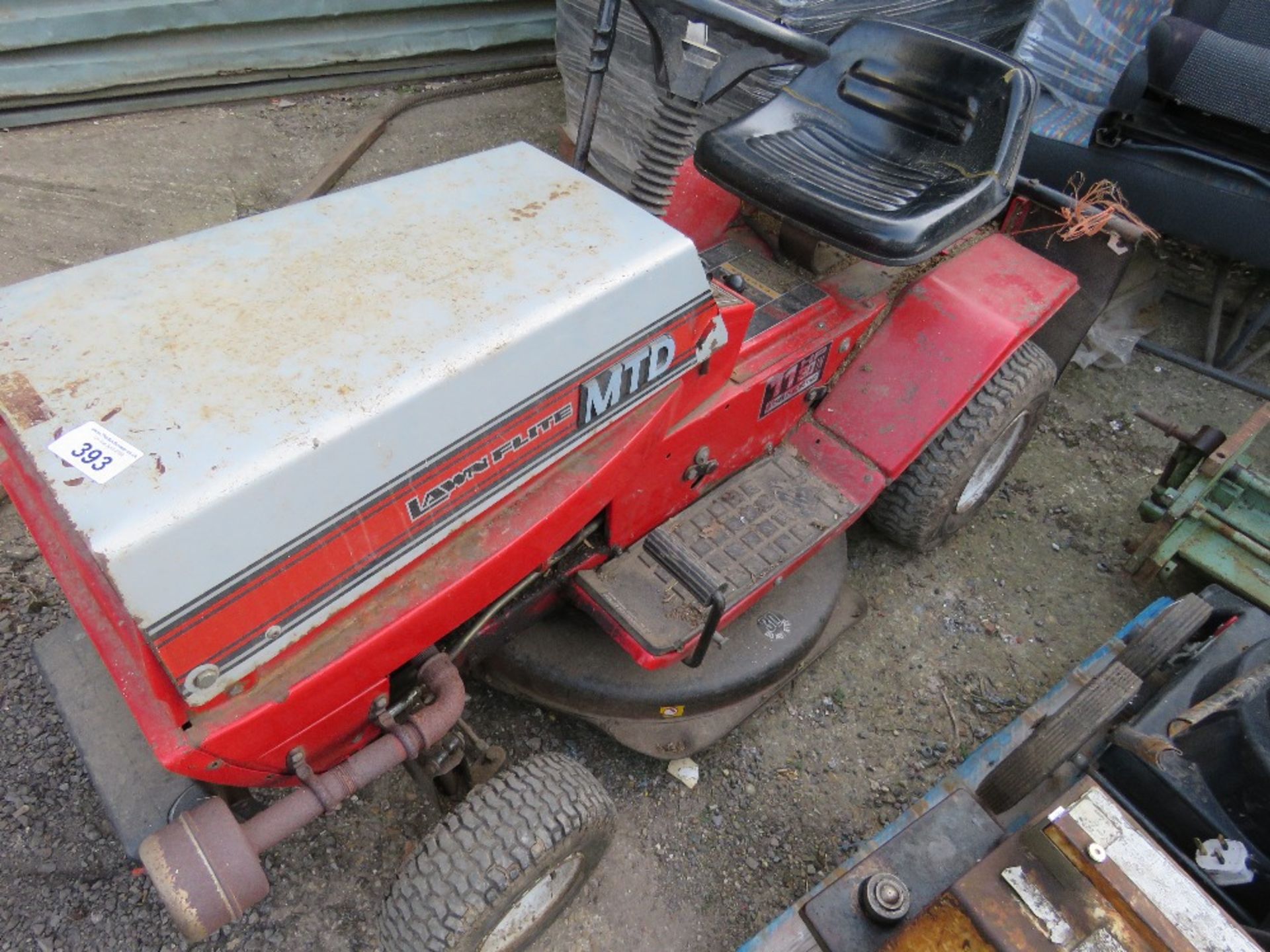 LAWNFLITE PETROL RIDE ON MOWER. THIS LOT IS SOLD UNDER THE AUCTIONEERS MARGIN SCHEME, THEREFORE NO V - Image 2 of 3