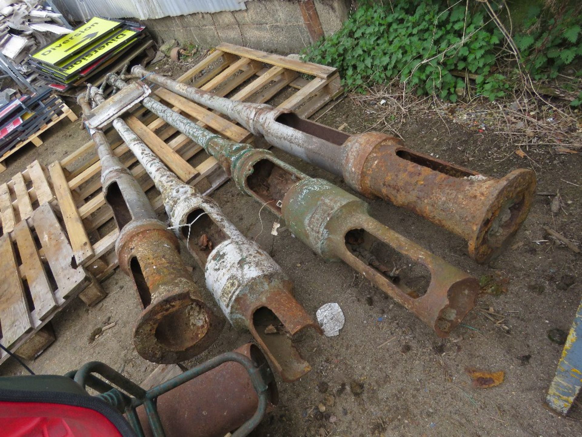 4 X CAST IRON LAMP POSTS WITH TOP BARS, 12-13FT OVERALL LENGTH APPROX. THIS LOT IS SOLD UNDER THE AU