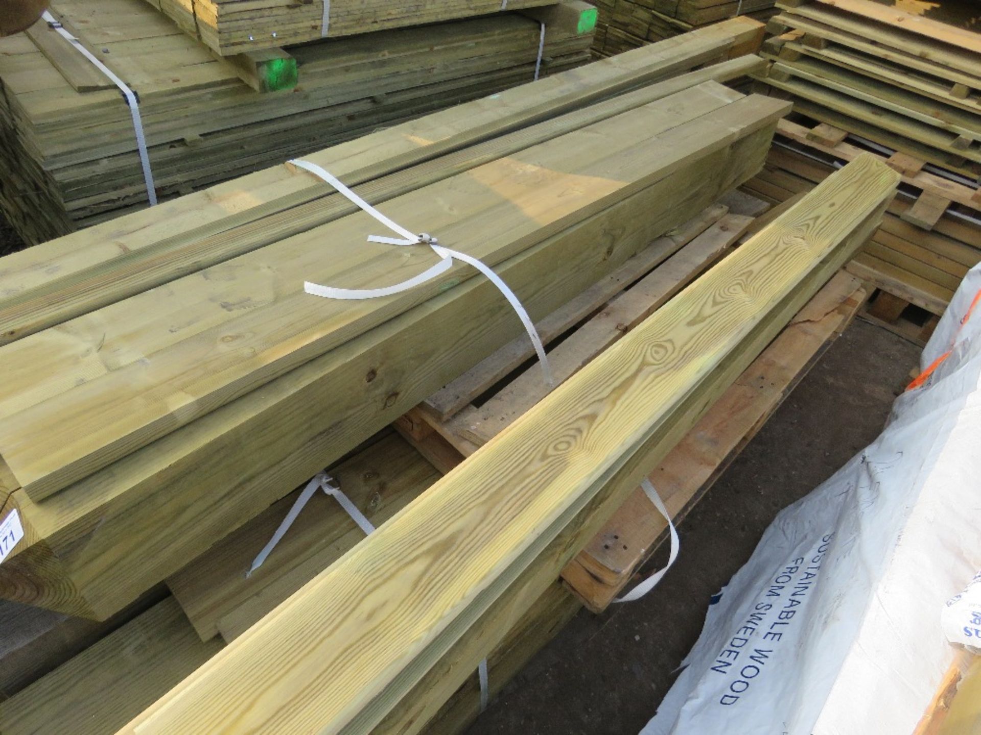 2 X PALLETS OF FENCE POSTS AND TIMBERS. - Image 3 of 3