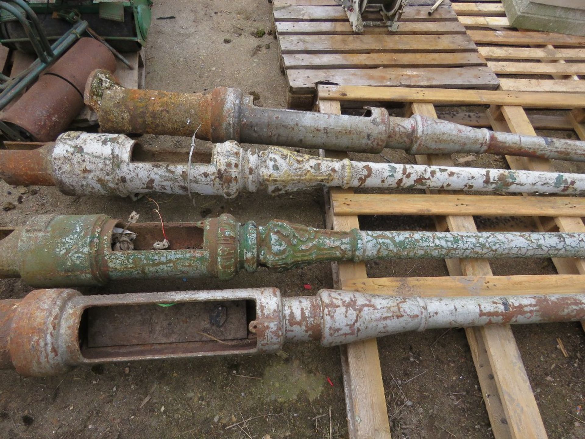 4 X CAST IRON LAMP POSTS WITH TOP BARS, 12-13FT OVERALL LENGTH APPROX. THIS LOT IS SOLD UNDER THE AU - Image 4 of 6