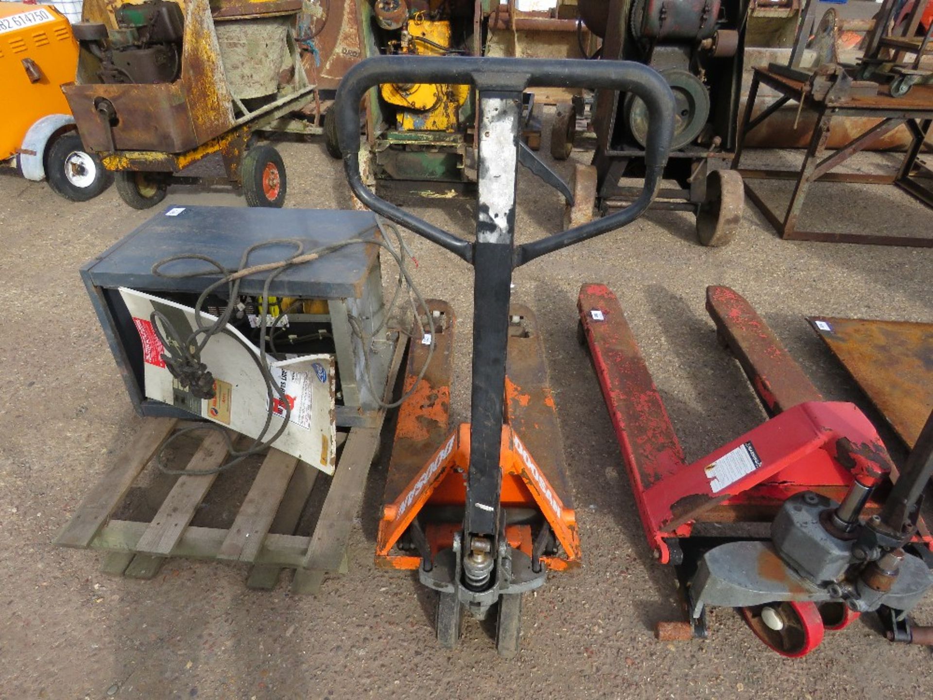 HYDRAULIC PALLET TRUCK. WHEN TESTED WAS SEEN TO LIFT AND LOWER. - Image 2 of 2