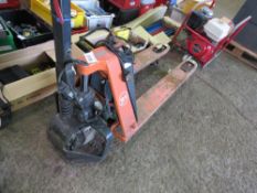 BT LIFTERS 1000KG RATED ELECTRIC PALLET TRUCK. BATTERY APPEARS FLAT THEREFORE UNTESTED ON DRIVE BUT