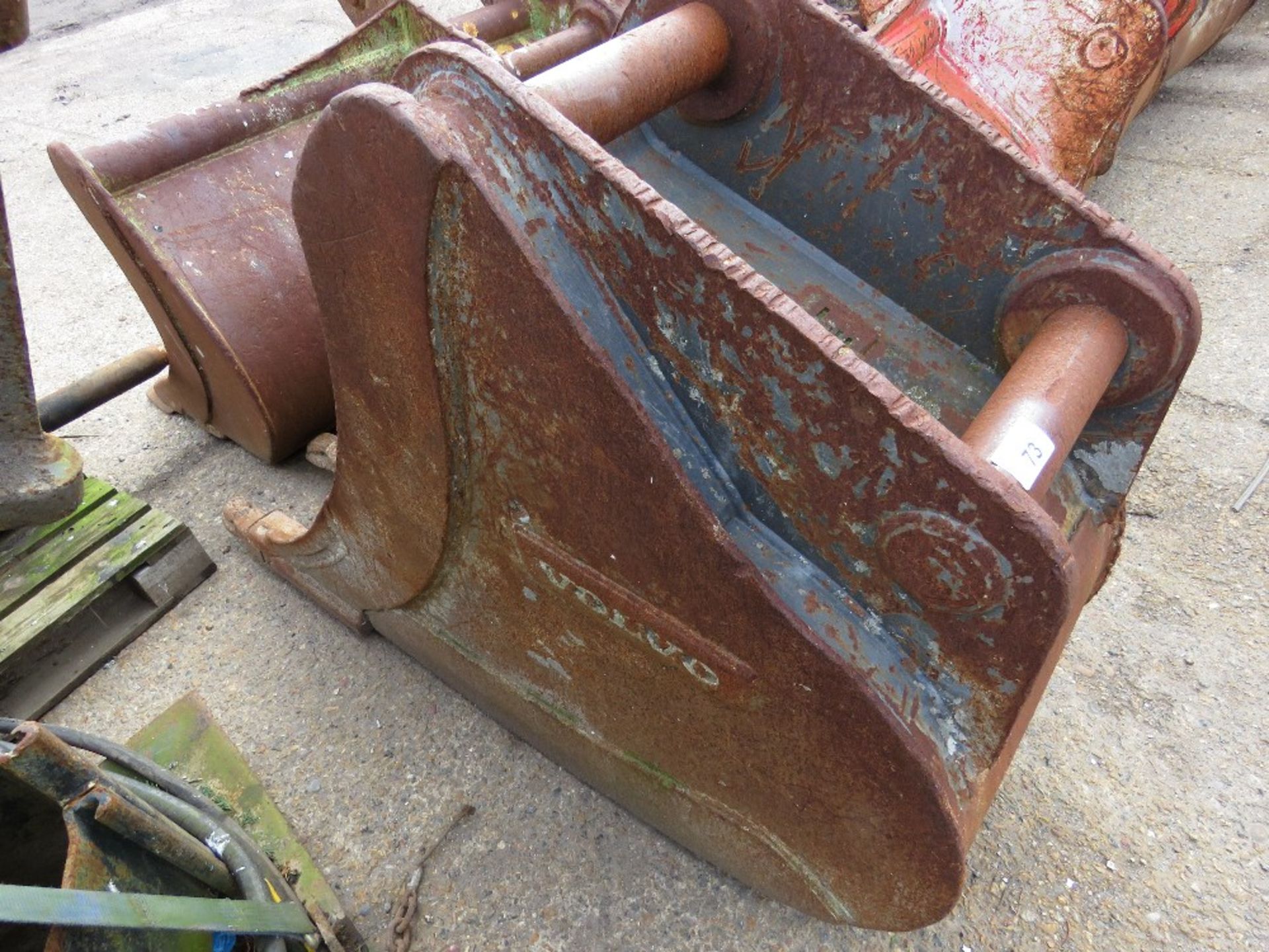 VOLVO EXCAVATOR BUCKET ON 80MM PINS, 600MM WIDTH APPROX. DIRECT FROM LOCAL CONSTRUCTION COMPANY.