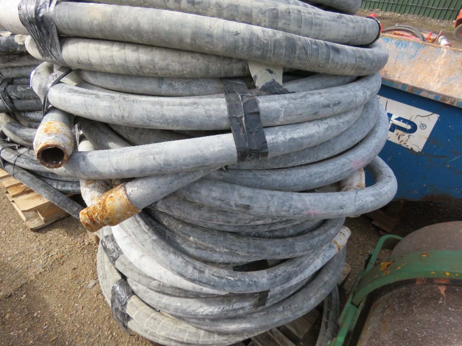 PALLET OF LARGE SIZED RUBBER SCREED PUMPING HOSES, MAINLY 60-70MM DIAMETER. SOURCED FROM DEPOT CLEAR - Image 3 of 3