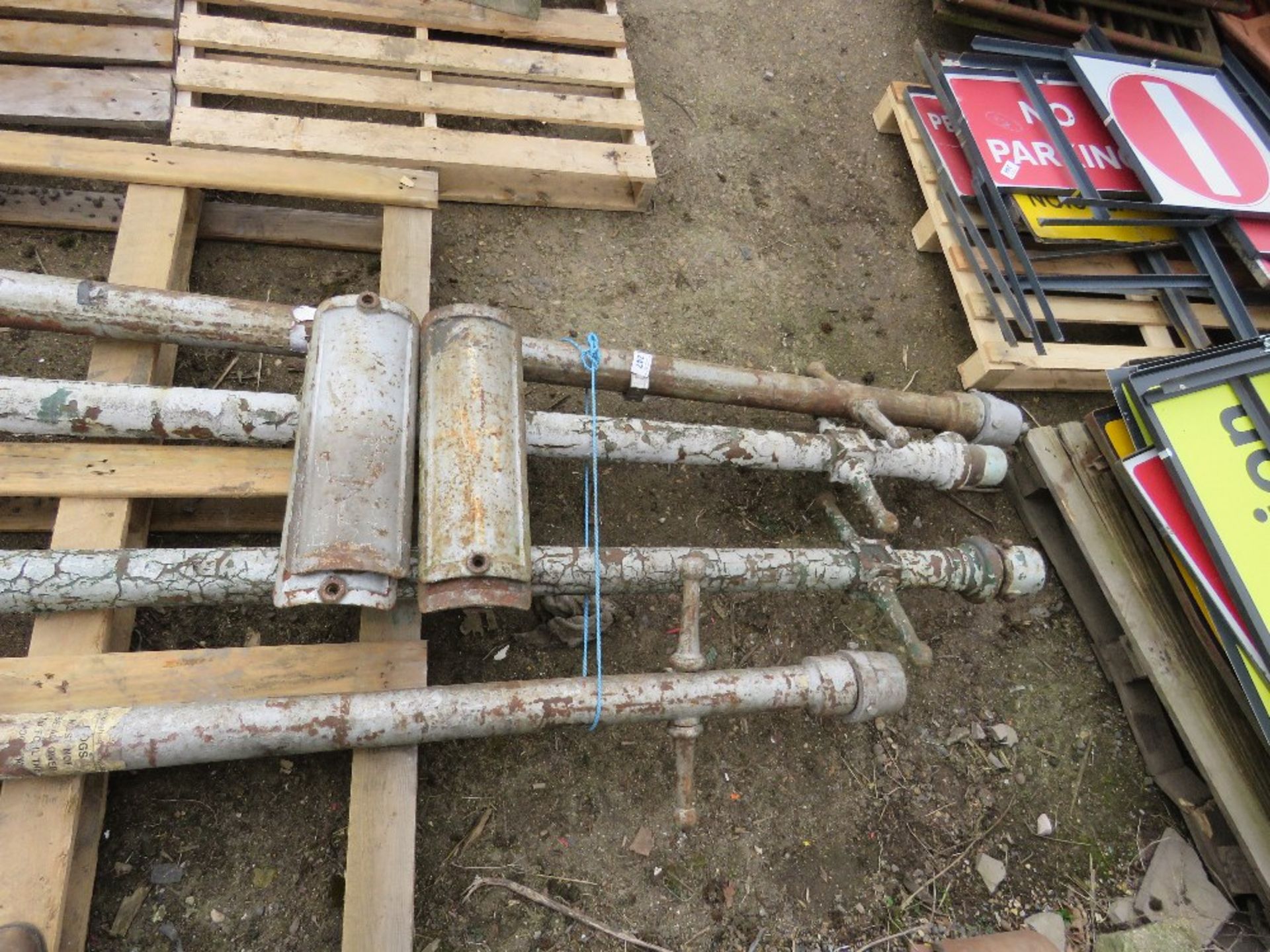 4 X CAST IRON LAMP POSTS WITH TOP BARS, 12-13FT OVERALL LENGTH APPROX. THIS LOT IS SOLD UNDER THE AU - Image 5 of 6