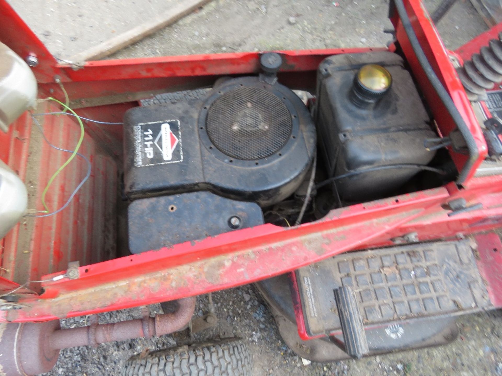 LAWNFLITE PETROL RIDE ON MOWER. THIS LOT IS SOLD UNDER THE AUCTIONEERS MARGIN SCHEME, THEREFORE NO V - Image 3 of 3