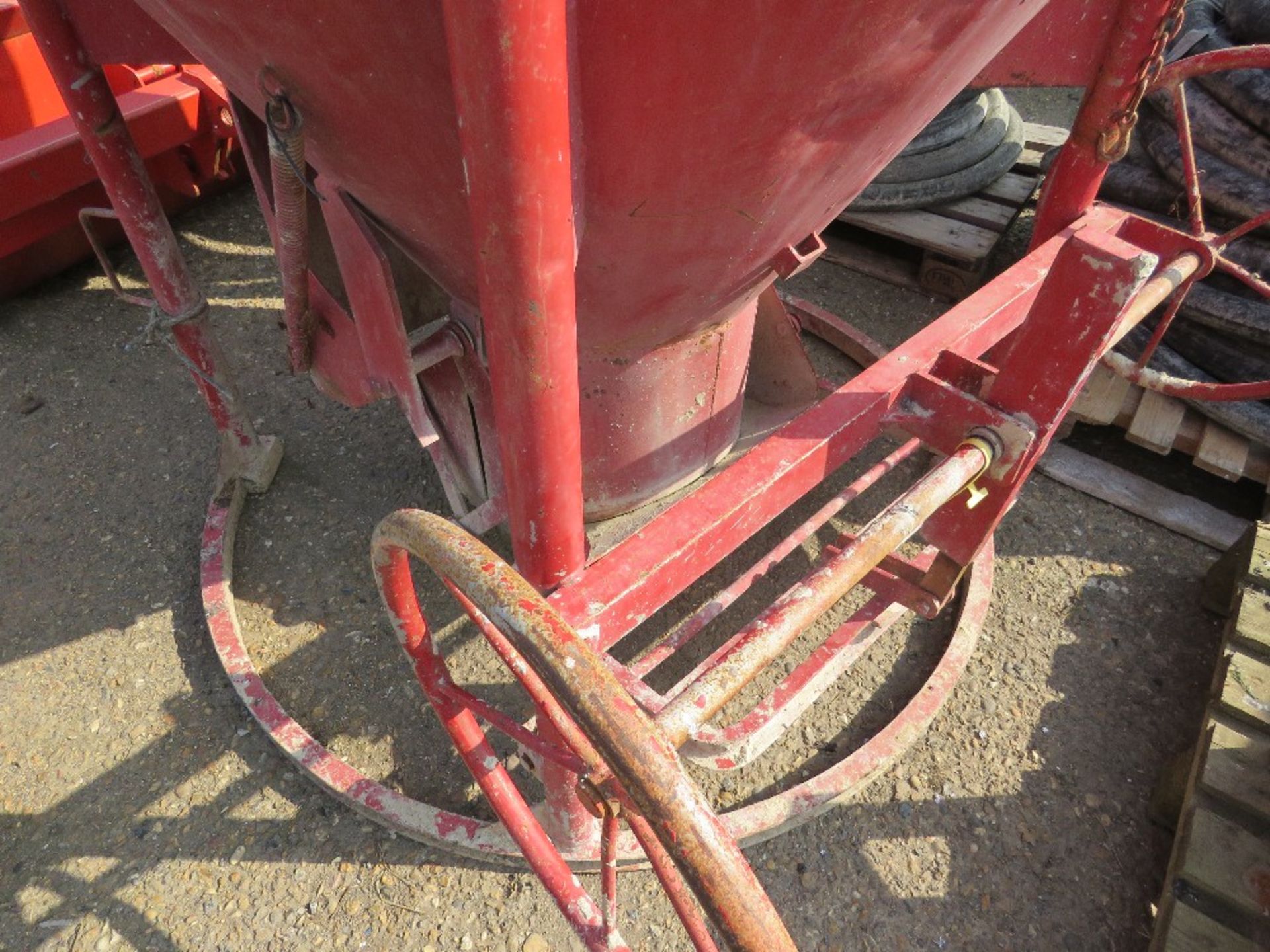 CRANE MOUNTED CEMENT SKIP WITH CONTROLLED OUTLET. - Image 3 of 4